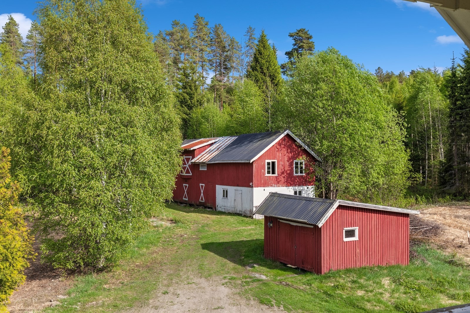 På eiendommen står også en romslig låve og et uthus/garasje, som gir rikelig med lagringsplass og muligheter. Galleribilde
