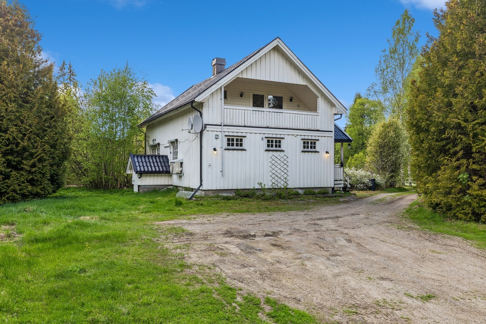Eiendommen ligger i et landlig område med en tomt som er opparbeidet med plen og beplantning. Galleribilde