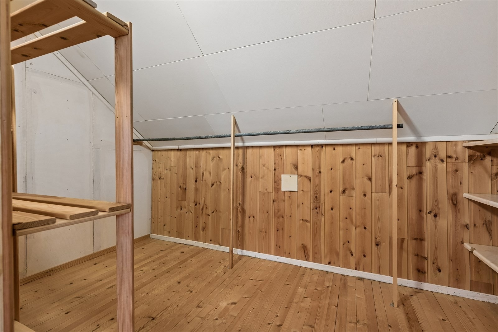 Disse rommene gir fleksibilitet og praktisk oppbevaring i tilknytning til soverommene. Galleribilde
