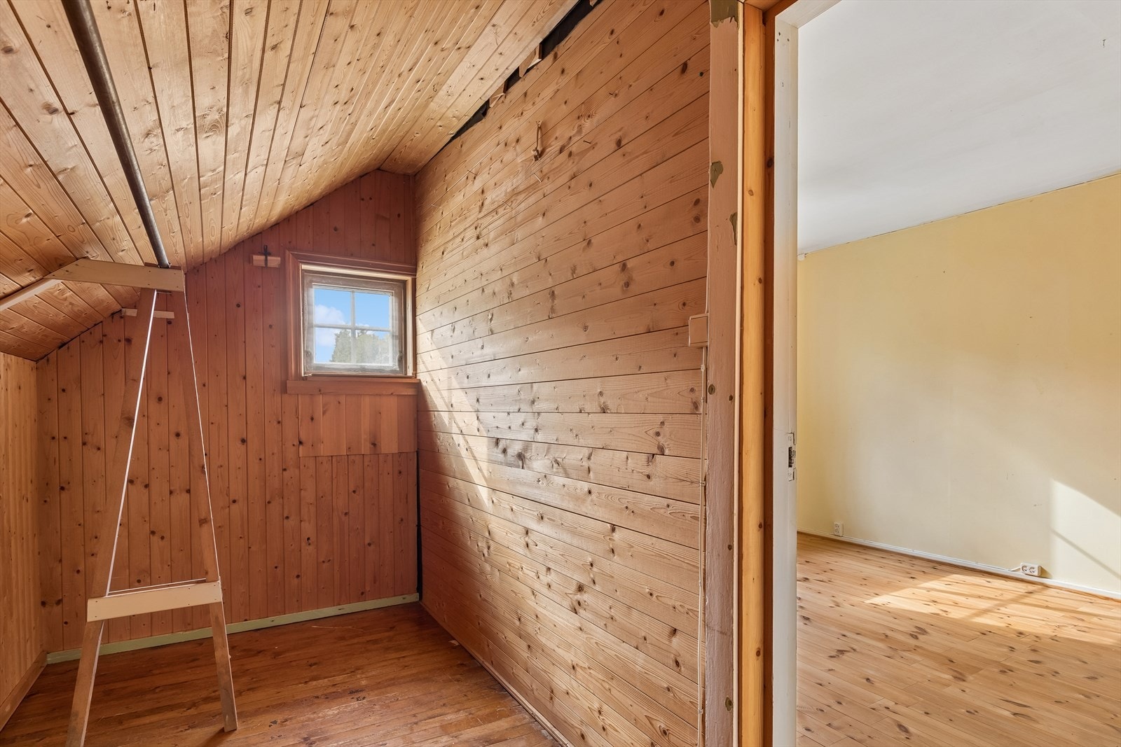 I andre etasje finnes to innredede rom som egner seg godt til garderobe eller ekstra lagringsplass. Galleribilde