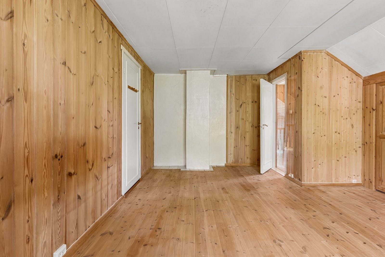 Soverom med heltregulv og vegger kledd i trepanel. Galleribilde
