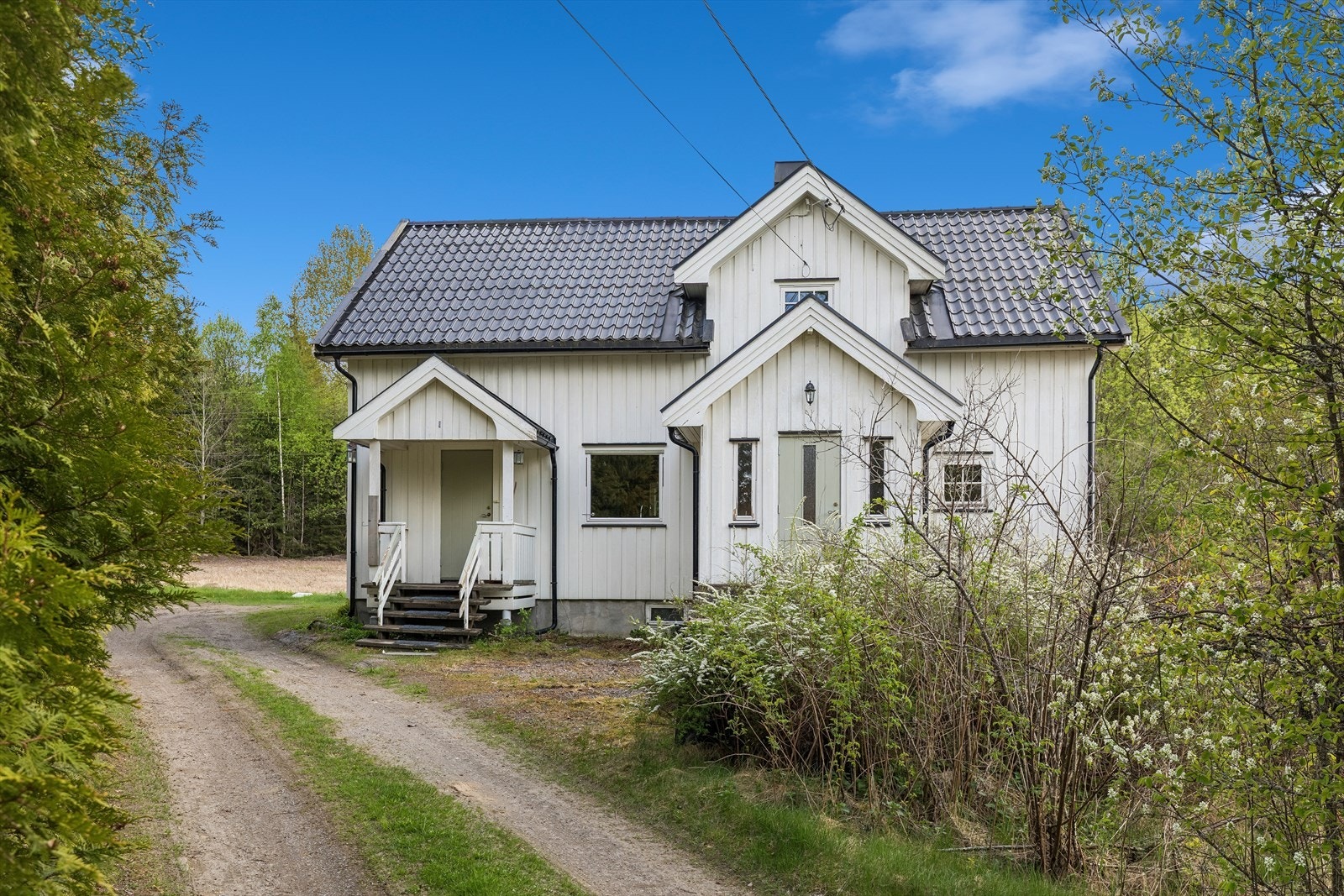 Enebolig med tradisjonell karakter, oppført i bindingsverk eller tømmer. Eiendommen er opparbeidet med hage og gruslagt gårdsplass. Galleribilde