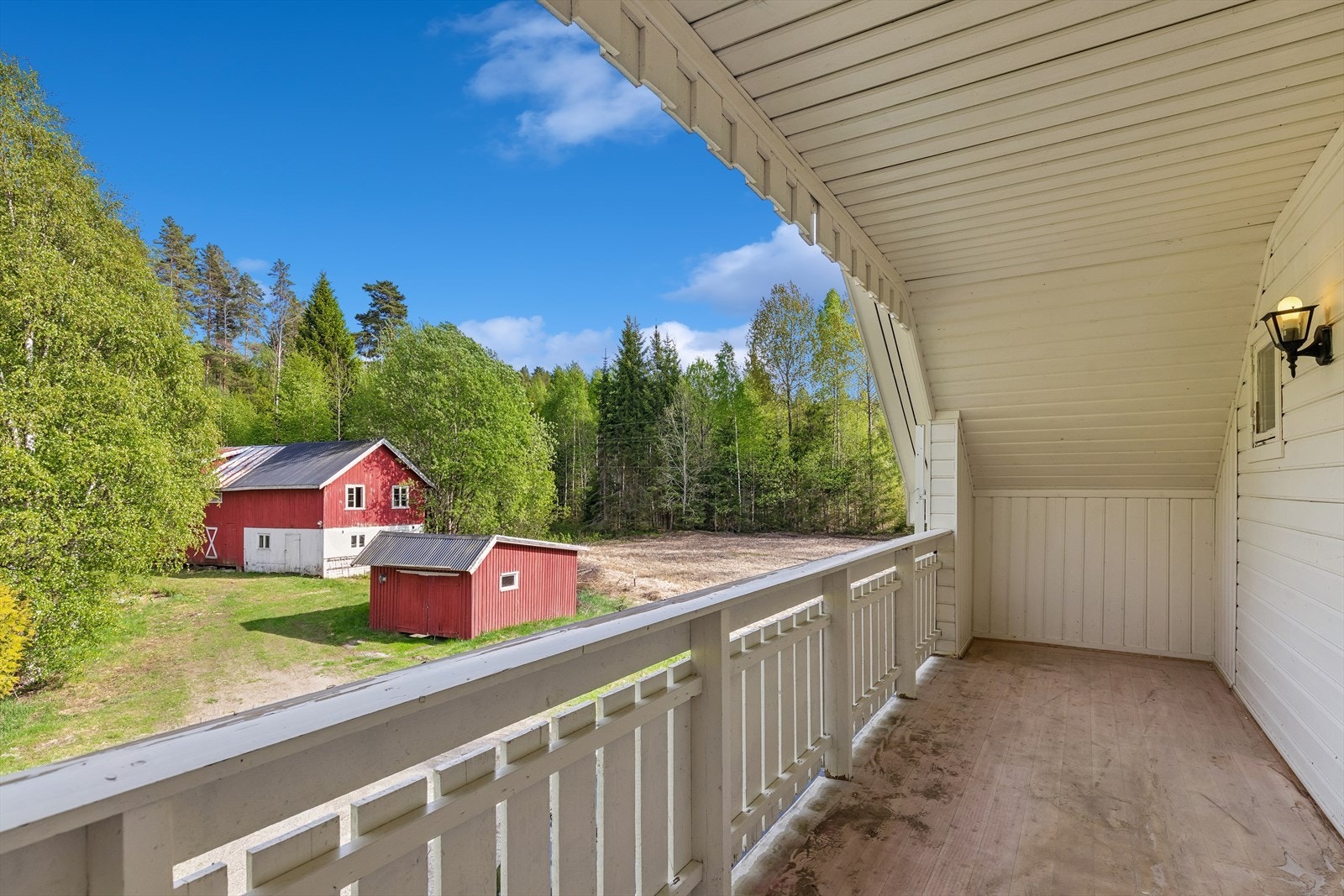 Den overbygde loftsbalkongen gir en fin uteplass med utsikt over eiendommen. Galleribilde