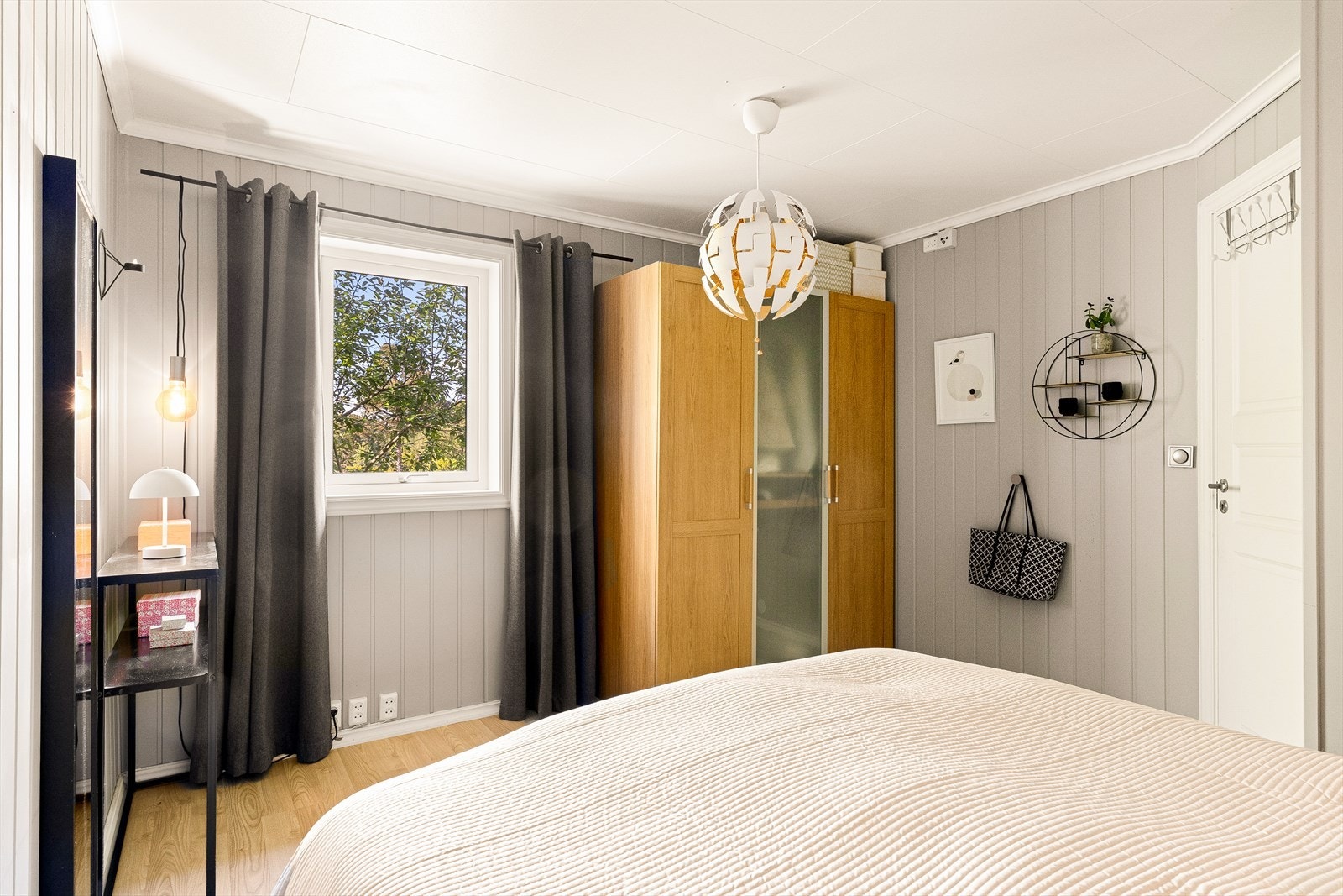 Soverom med plass til dobbeltseng og garderobeskap. Galleribilde