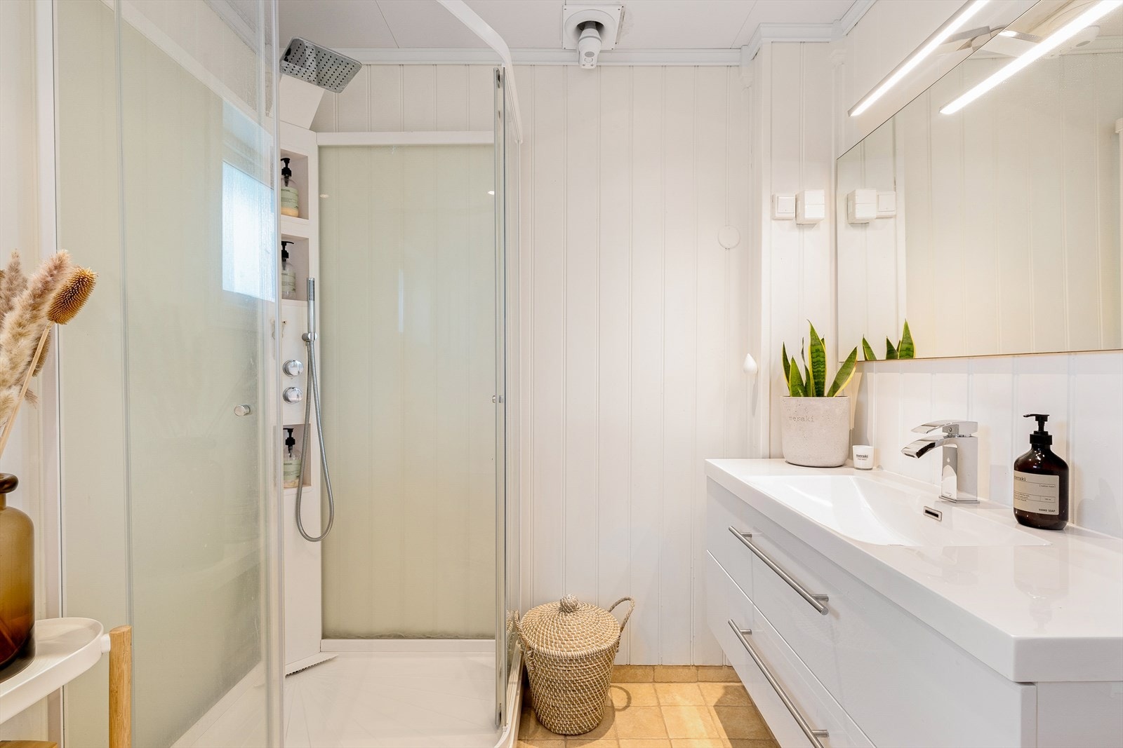 Badet i andre etasje har flislagt gulv med elektriske varmekabler. Galleribilde
