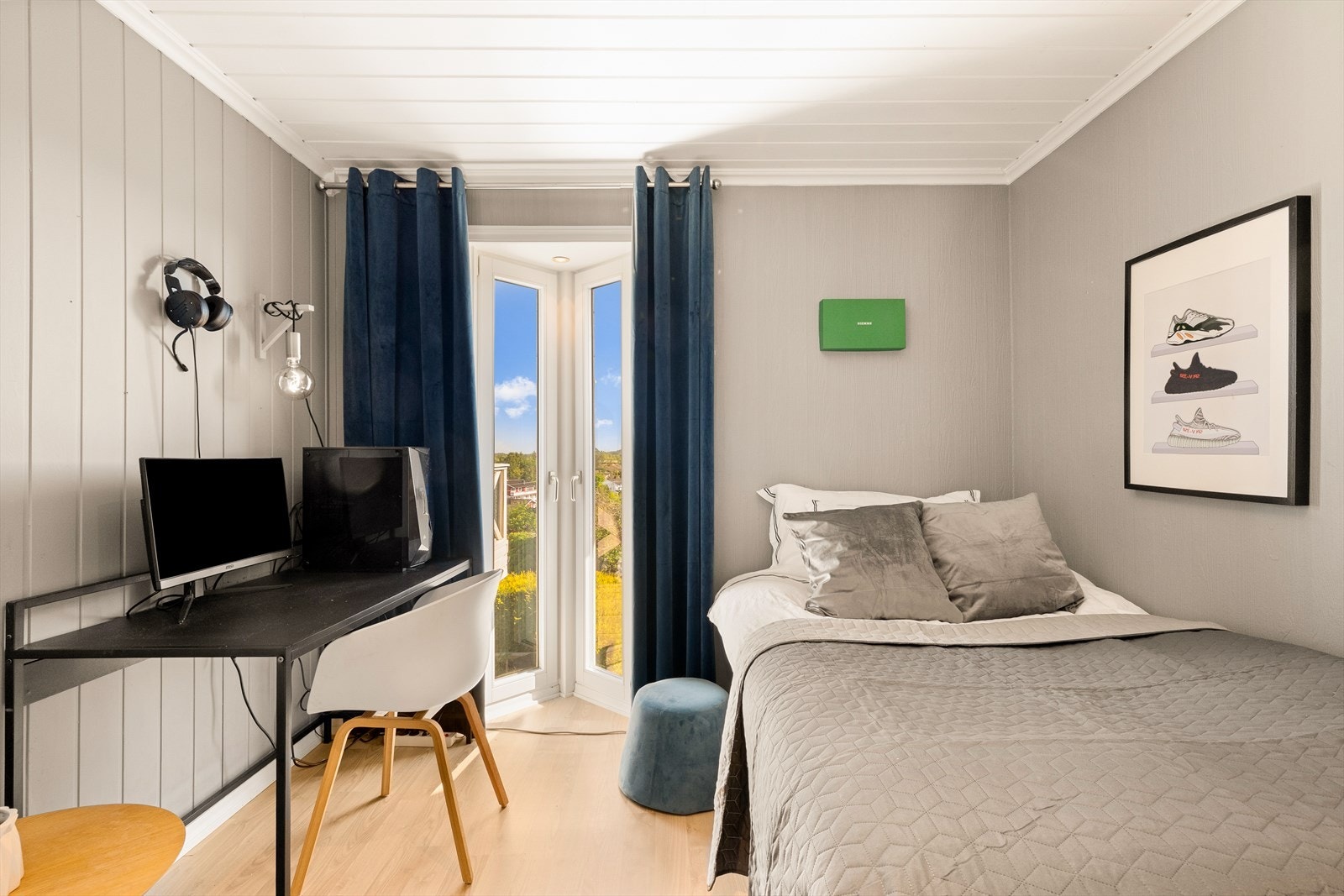 Et av soverommene i andre etasje, med plass til seng og skrivepult. Galleribilde