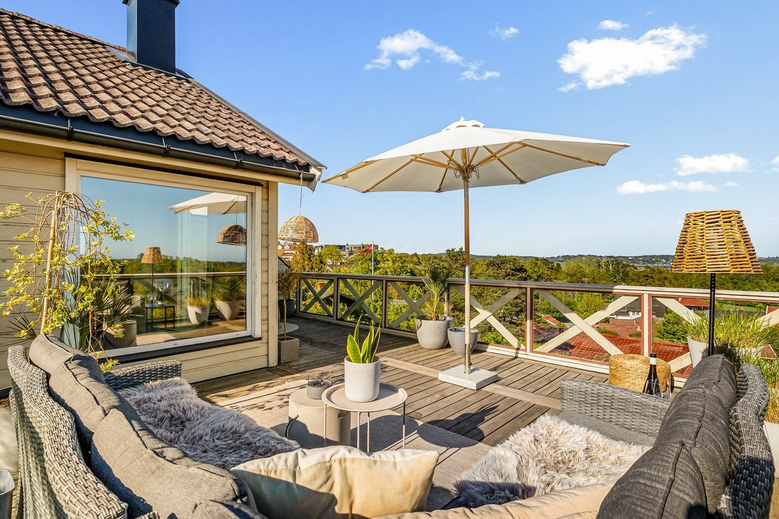 Den romslige takterrassen har god plass til både loungegruppe og spisebord. Galleribilde