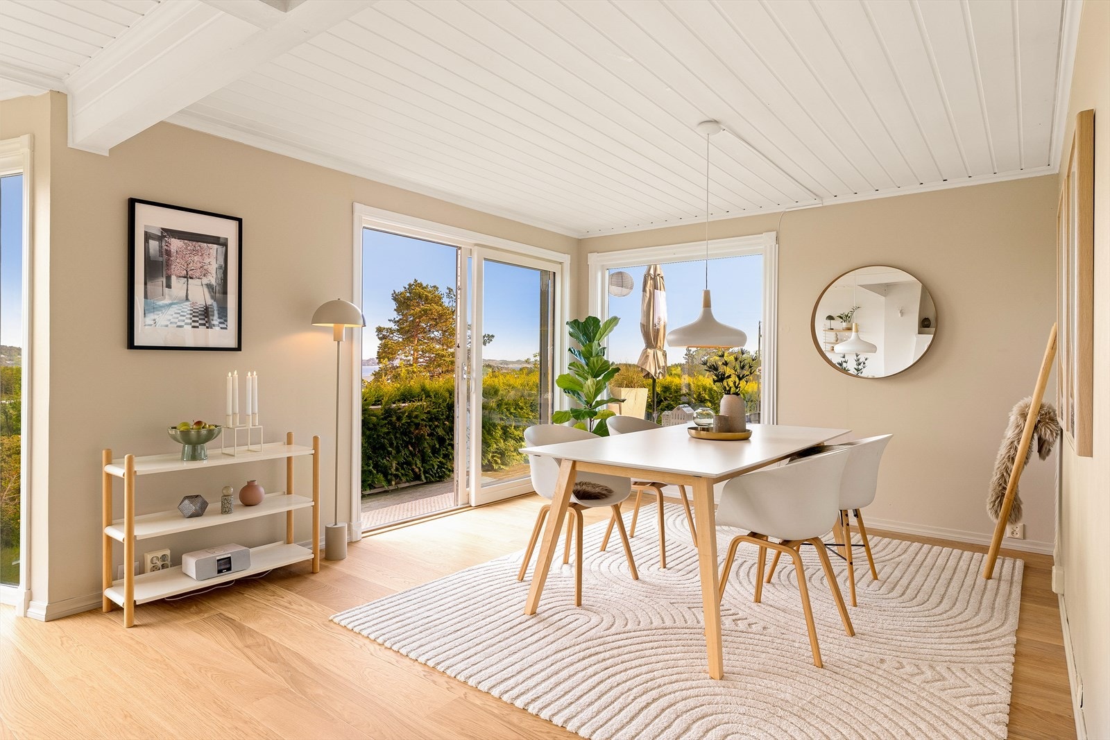 Fra spisestuen er det utgang til en terrasse på 23 m² via en skyvedør fra 2023. Galleribilde