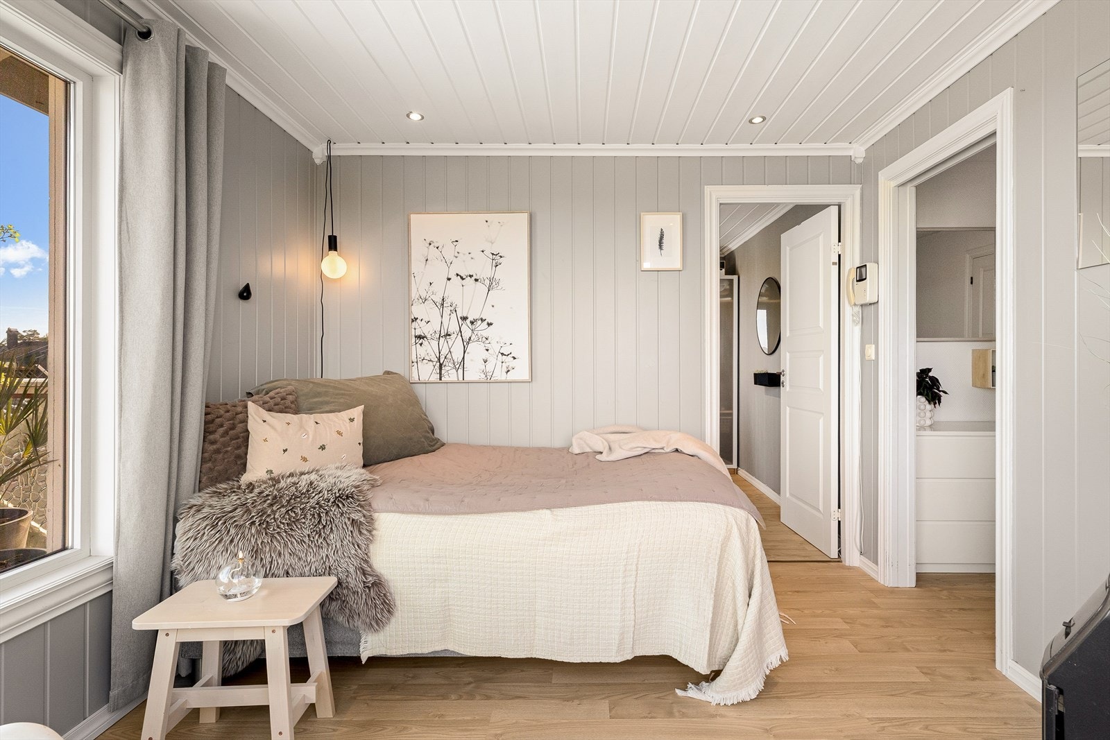 Dette rommet er i dag innredet som en ekstra stue, men er definert som et av boligens soverom. Galleribilde
