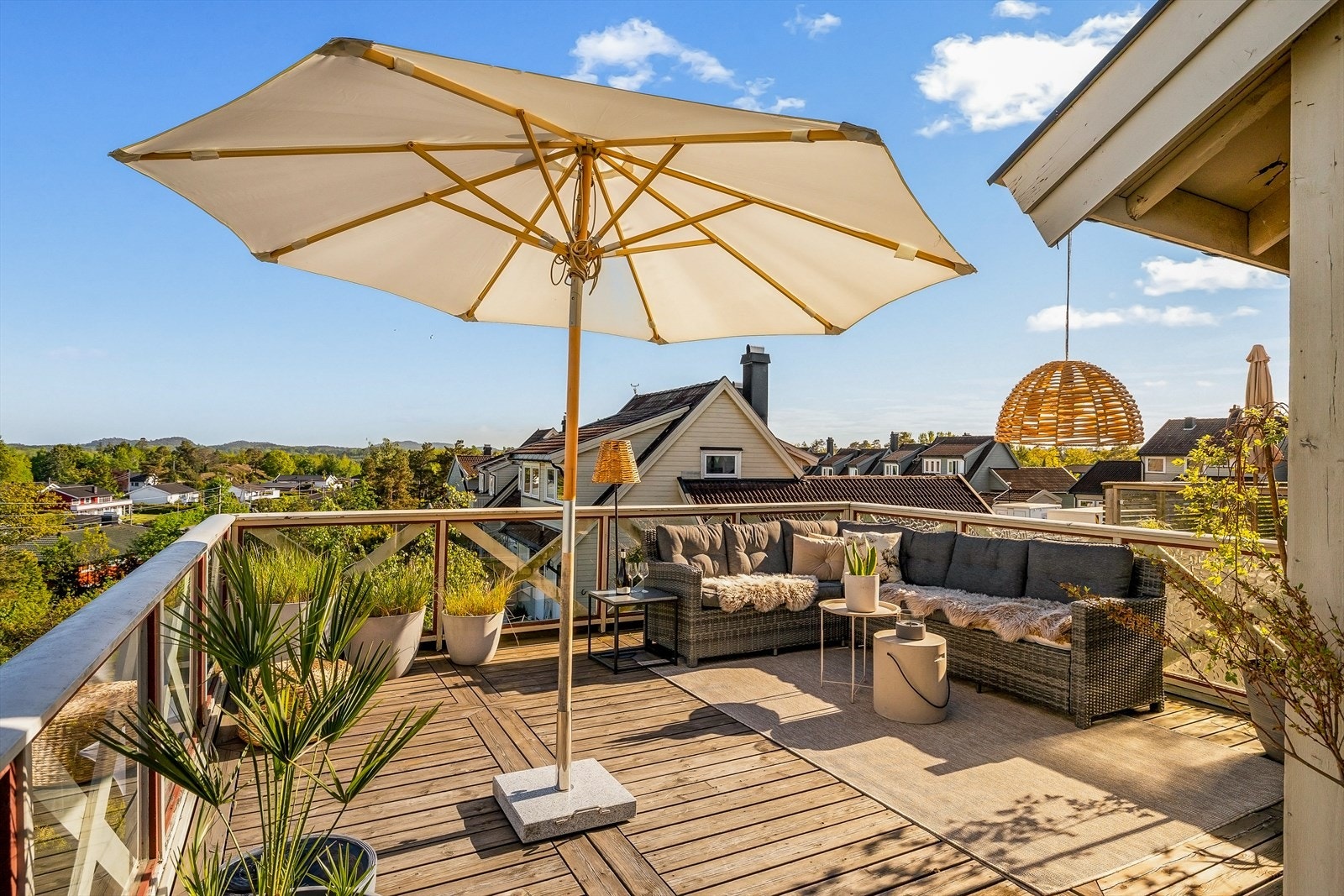 Rekkverket på takterrassen har innslag av glass og skal byttes i regi av borettslaget. Galleribilde