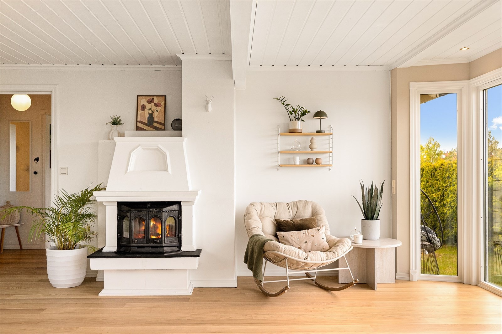 Stuen har en stemningsfull elementpeis som gir god varme på kalde dager. Galleribilde