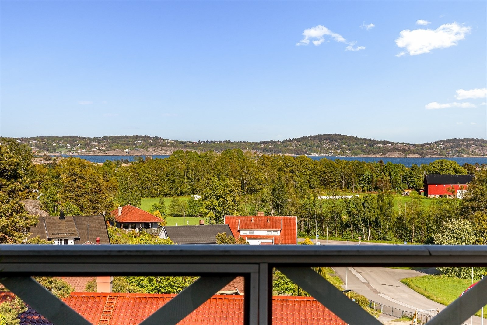 Utsikten fra takterrassen strekker seg over nærområdet og ut mot fjorden. Galleribilde