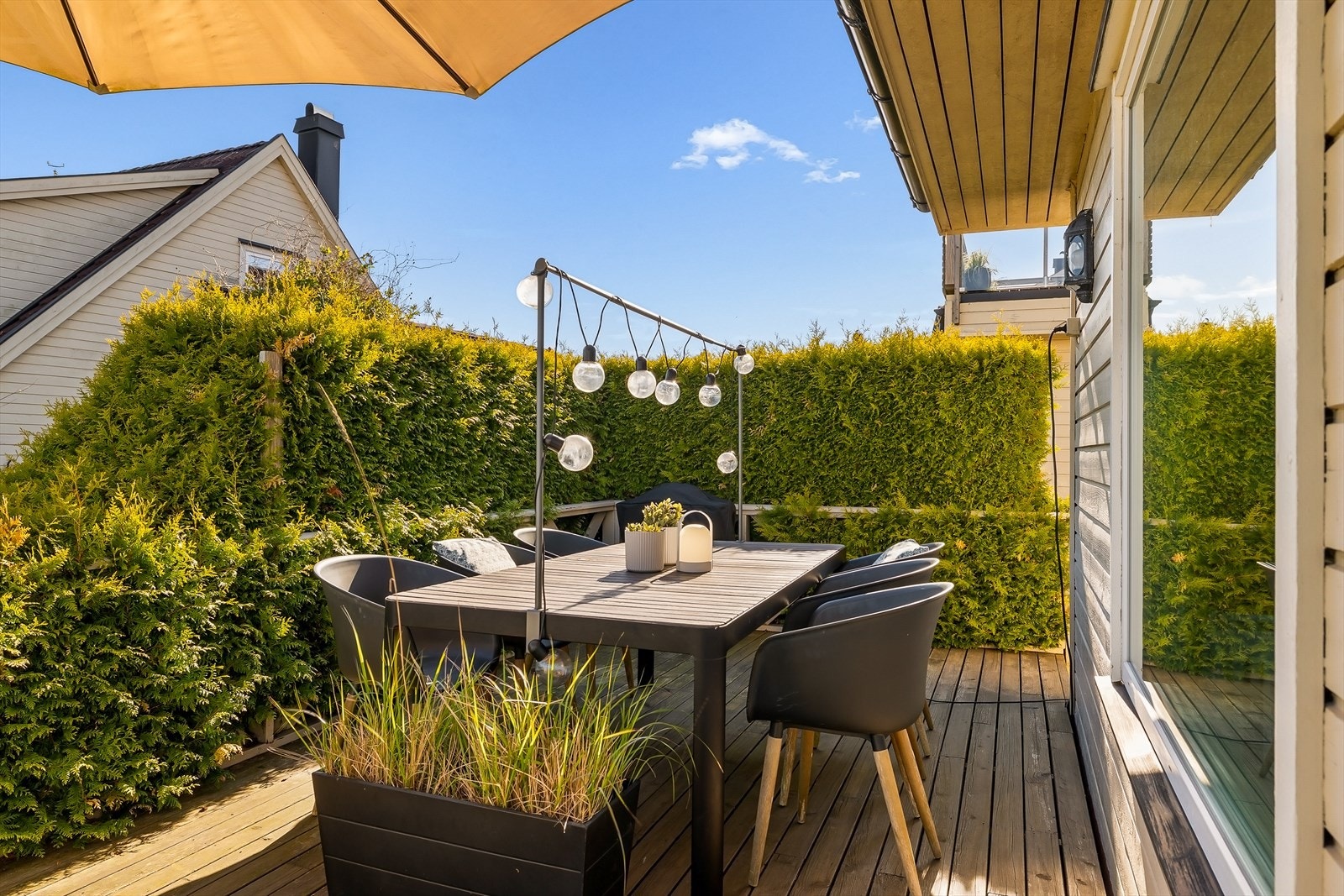 I bakkant av boligen er det en markterrasse med belegningsstein og utgang fra vaskerommet. Galleribilde