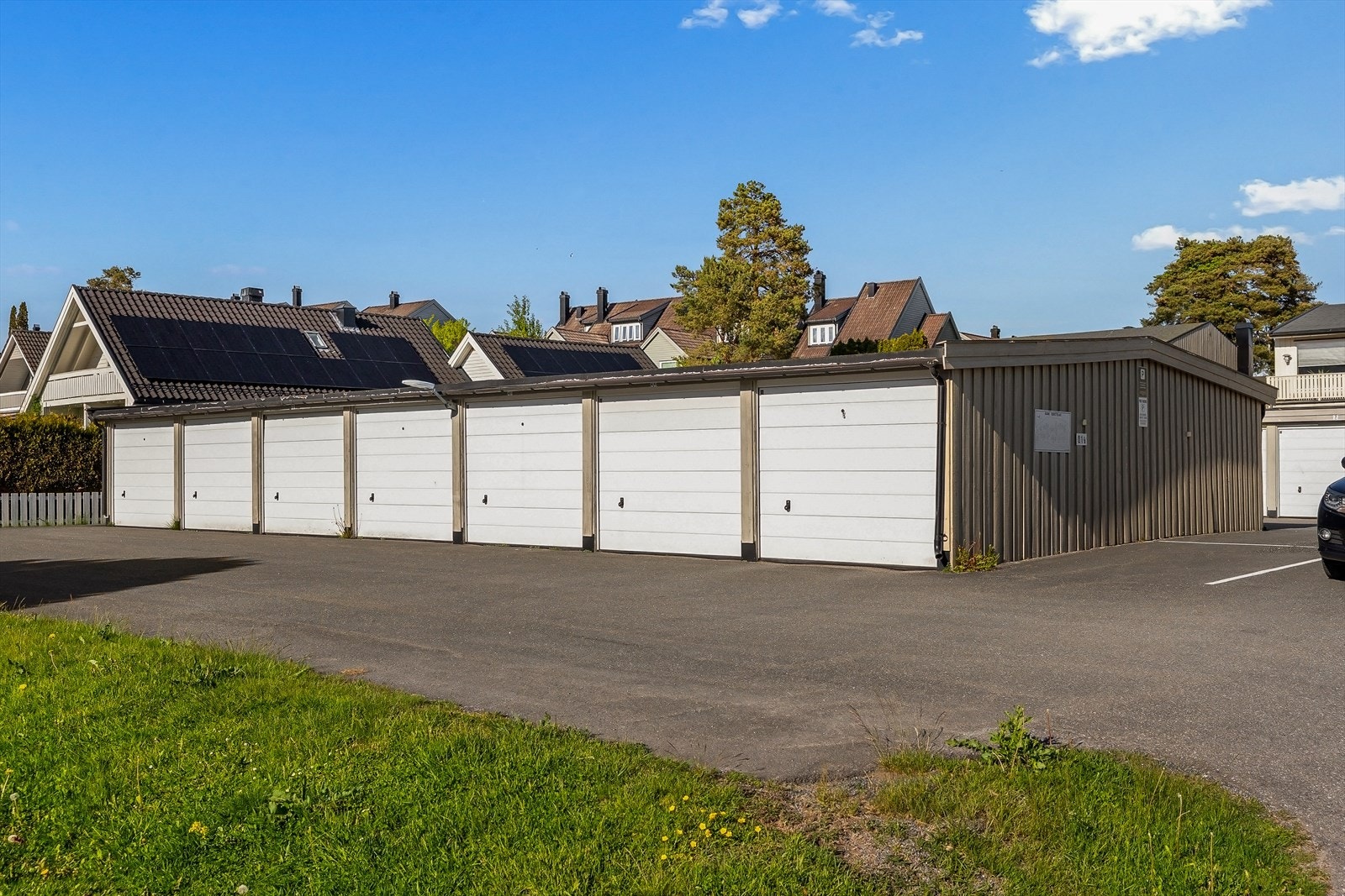 Det medfølger en garasjeplass i felles anlegg, med leddport i aluminium og motor. Galleribilde