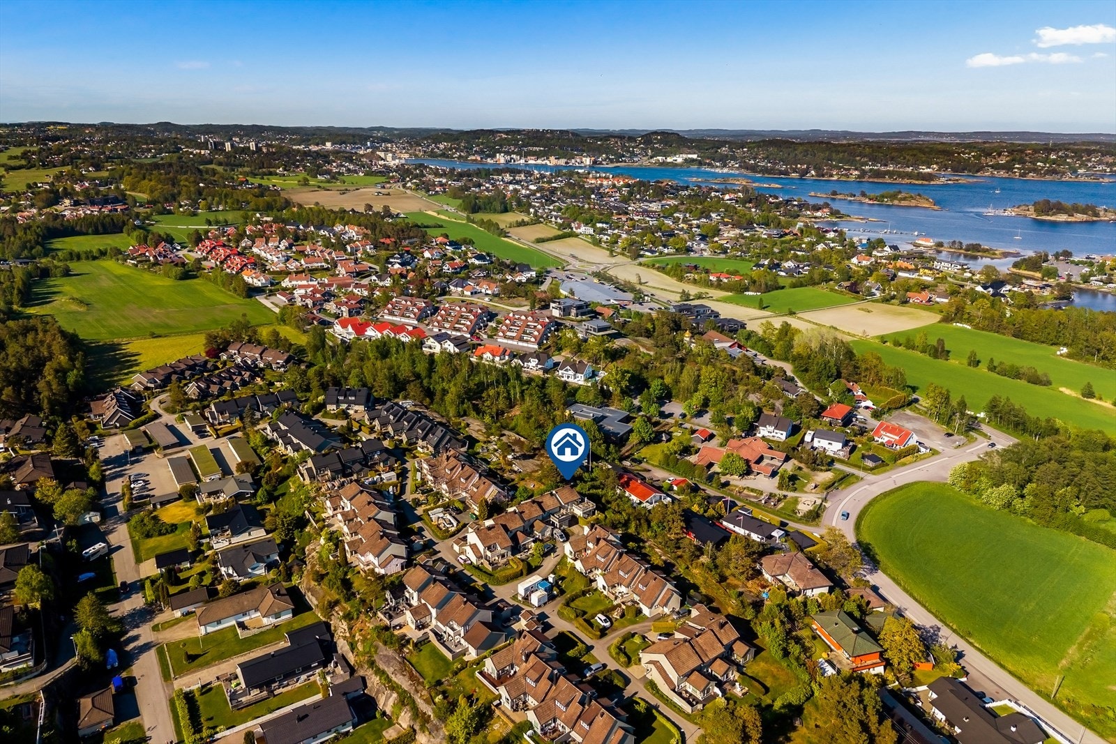 Fra eiendommen er det kort vei til sjøen, med gode muligheter for bading og båtliv. Galleribilde