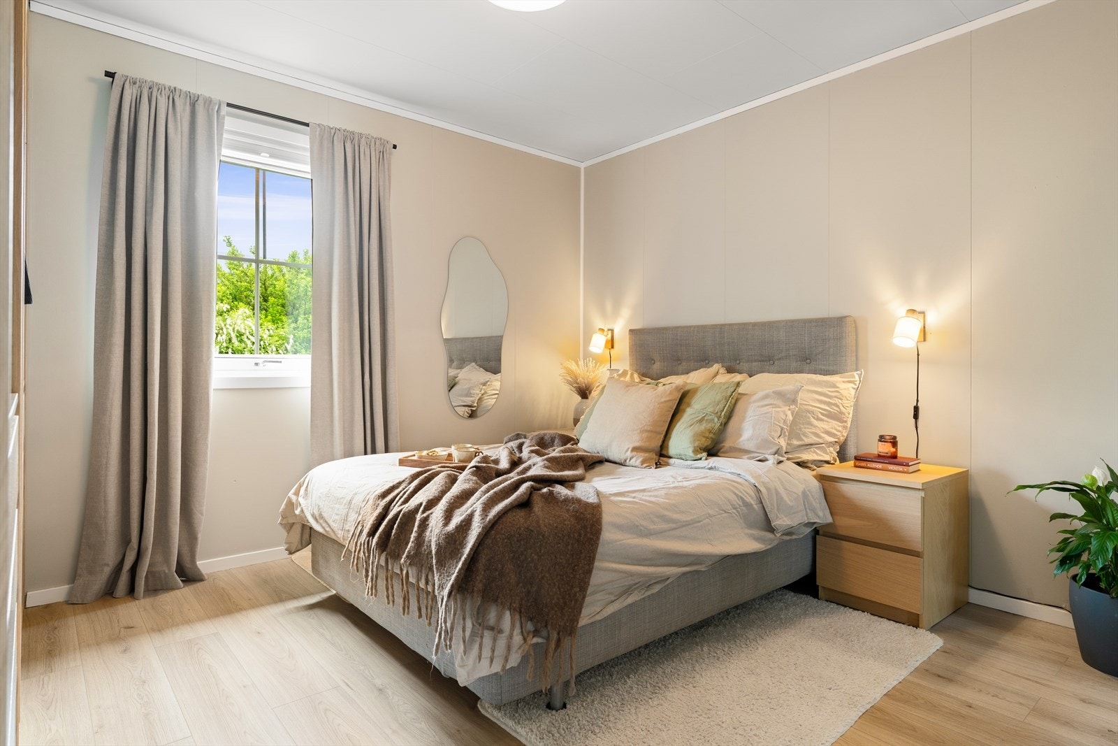 Soverommet er på hele 12 m², har god plass til dobbeltseng og vender mot hagen, noe som gir en rolig atmosfære med lite støy. Galleribilde