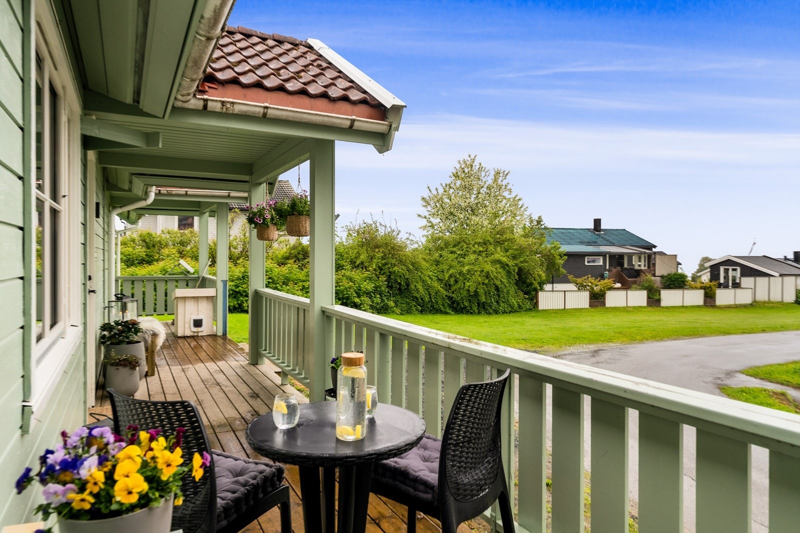 I tilknytning til inngangspartiet er det en terrasse som fungerer som en lun og behagelig uteplass. Galleribilde