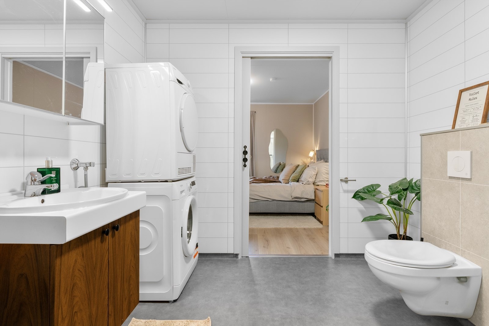 Badet er på 6 m² og fremstår både funksjonelt og innbydende, med gjennomgående TG1 fra takstmann. Galleribilde