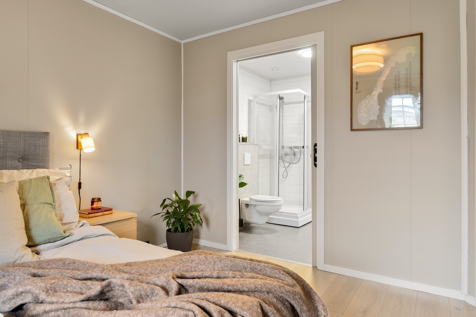 Soverommet har egen adkomst til badet, noe som bidrar til økt komfort i hverdagen. Galleribilde