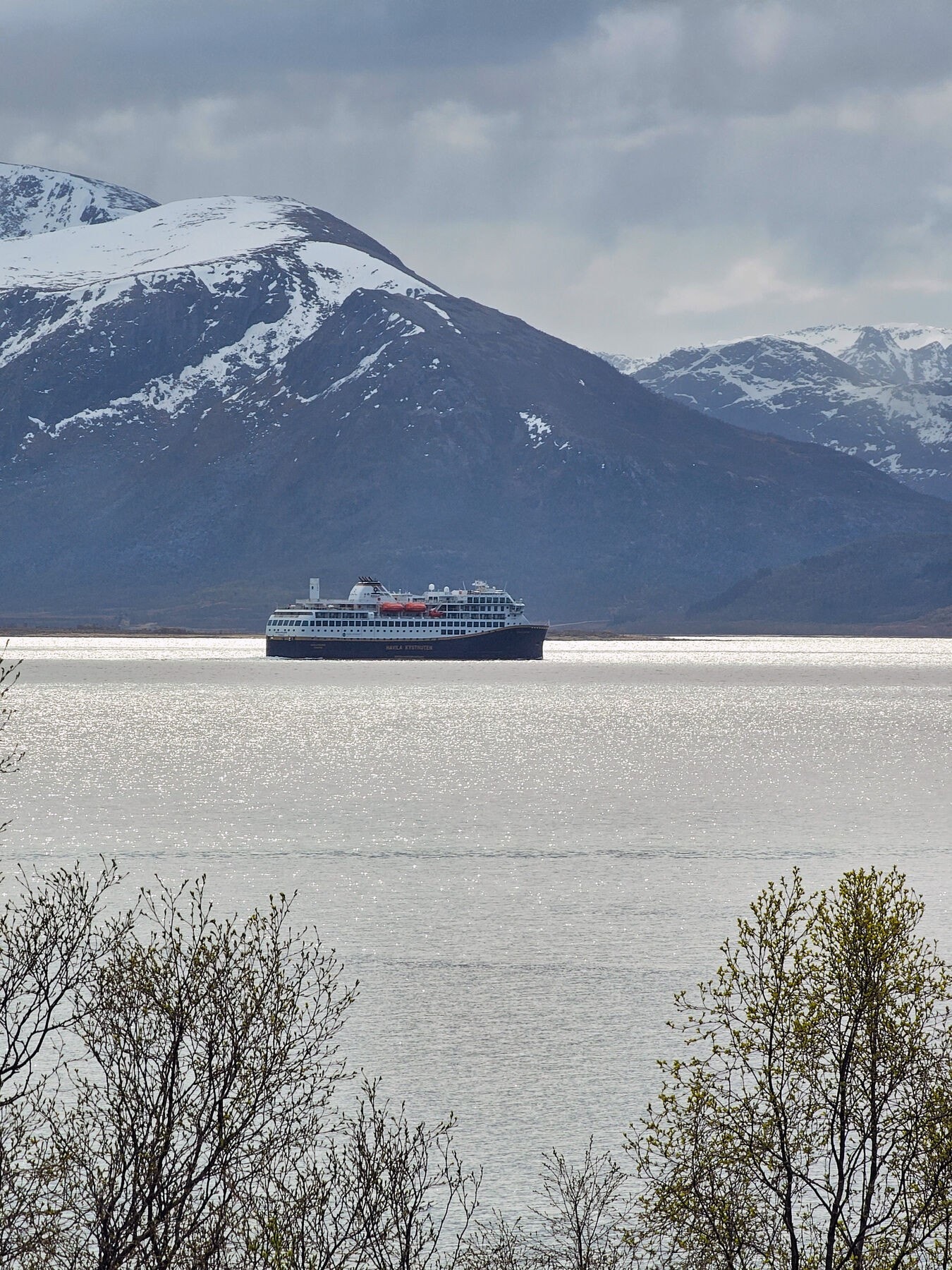Her kan man se skipstrafikken, inkludert Hurtigruten, passere forbi. Galleribilde