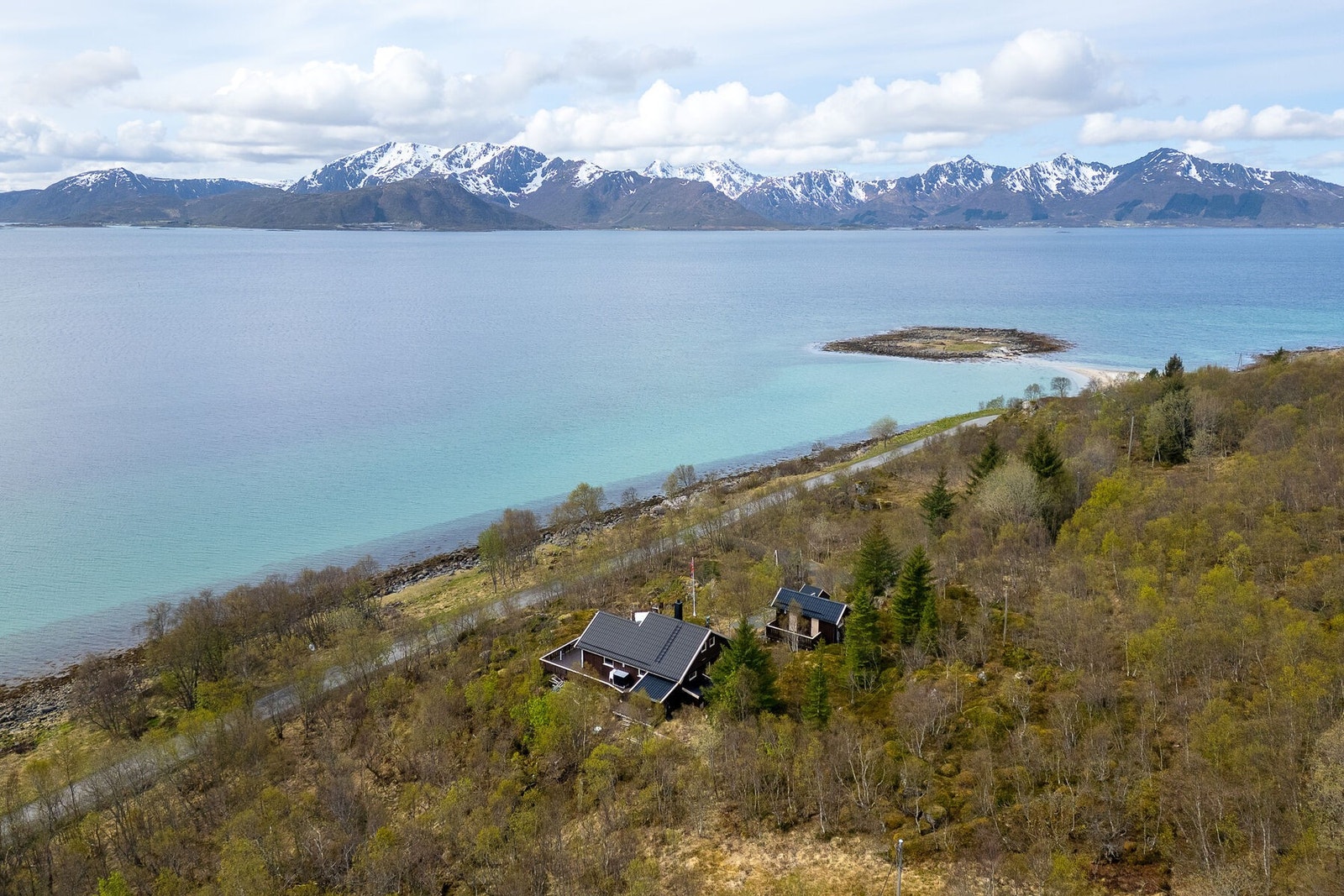 Kort avstand til sjøen gir gode muligheter for fiske og båtliv i Andfjorden og Gavlfjorden. Galleribilde