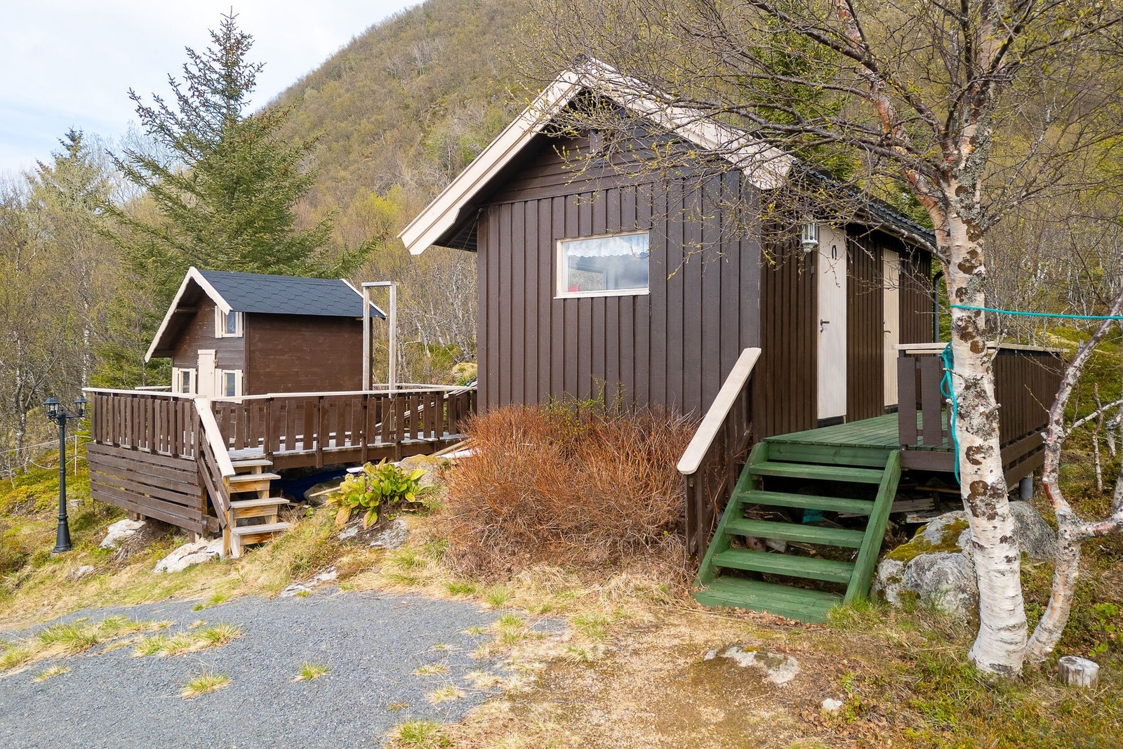 Frittstående anneks og lekestue på tomten. Galleribilde