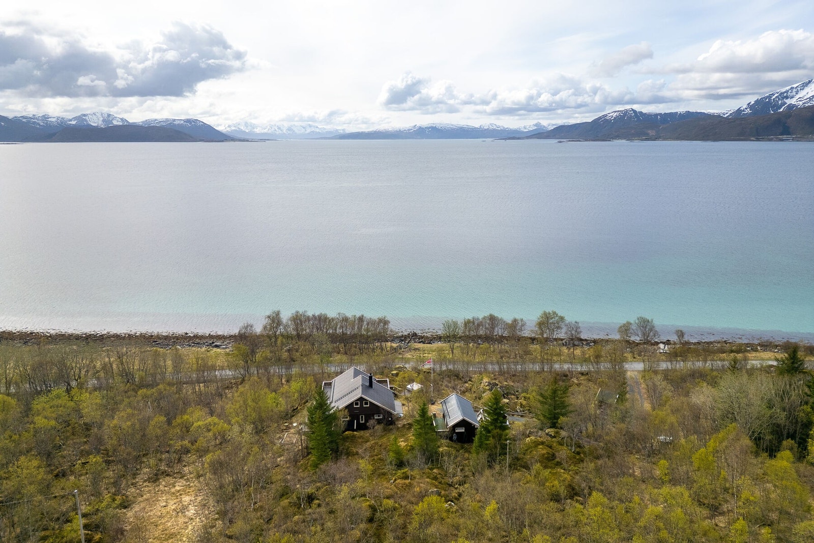 Åpent område med utsikt over fjorden og de omkringliggende fjellene. Galleribilde