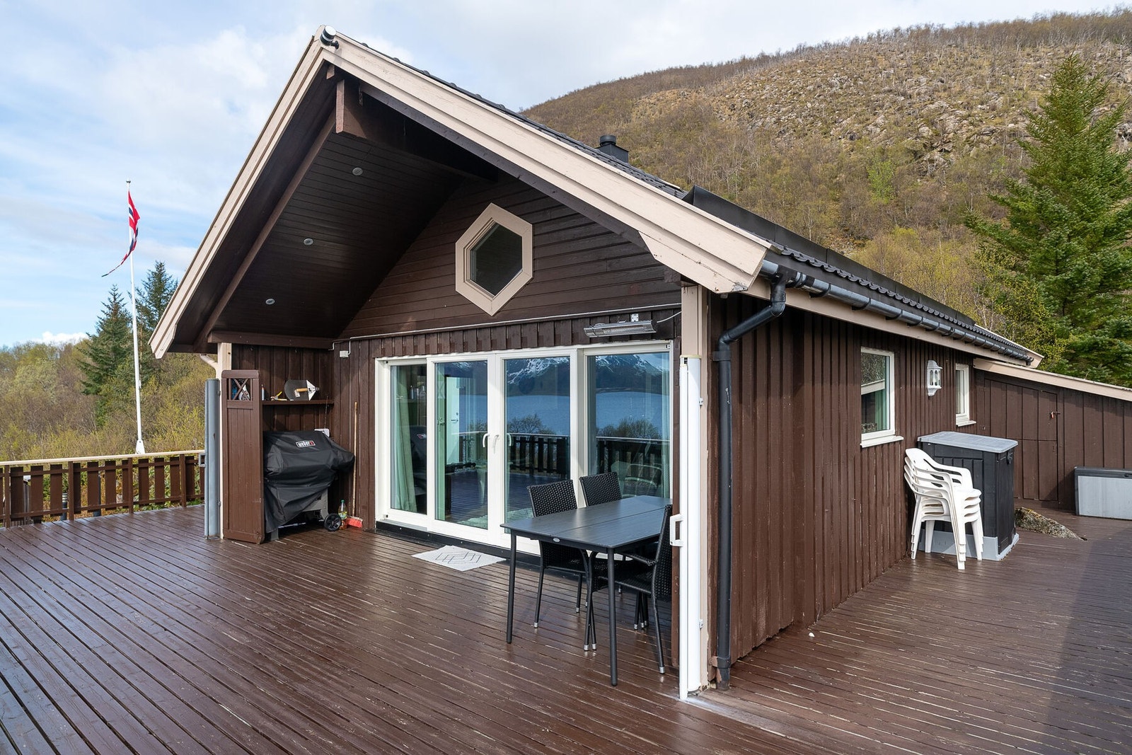 Her er det god plass til både spisegruppe og grill, perfekt for lange sommerdager. Galleribilde