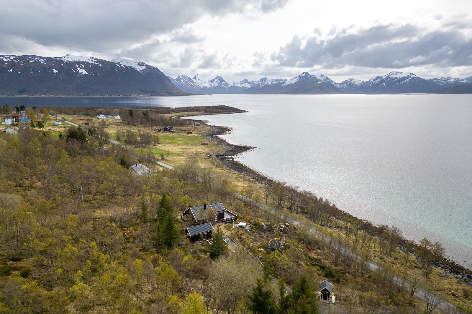 Eiendommen ligger i Skjoldehamn, et historisk handelssted på sørsiden av Andøya. Galleribilde