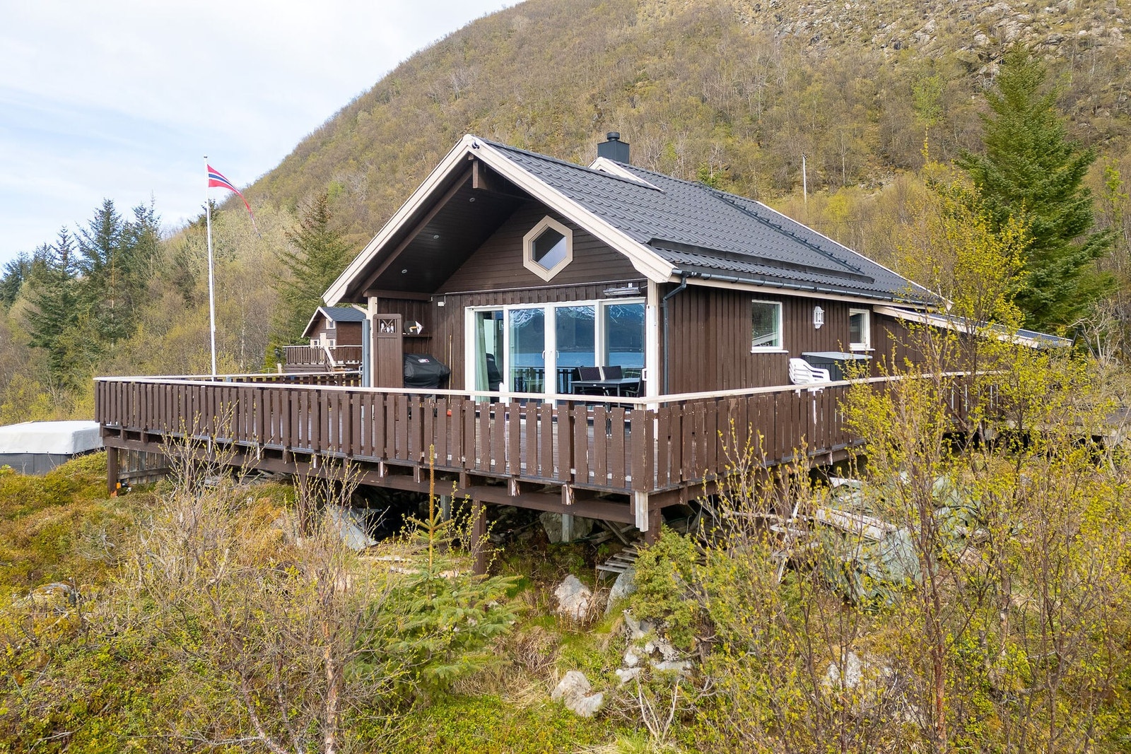 Hytta har en stor veranda på ca. 67 m² med direkte utgang fra stuen. Galleribilde