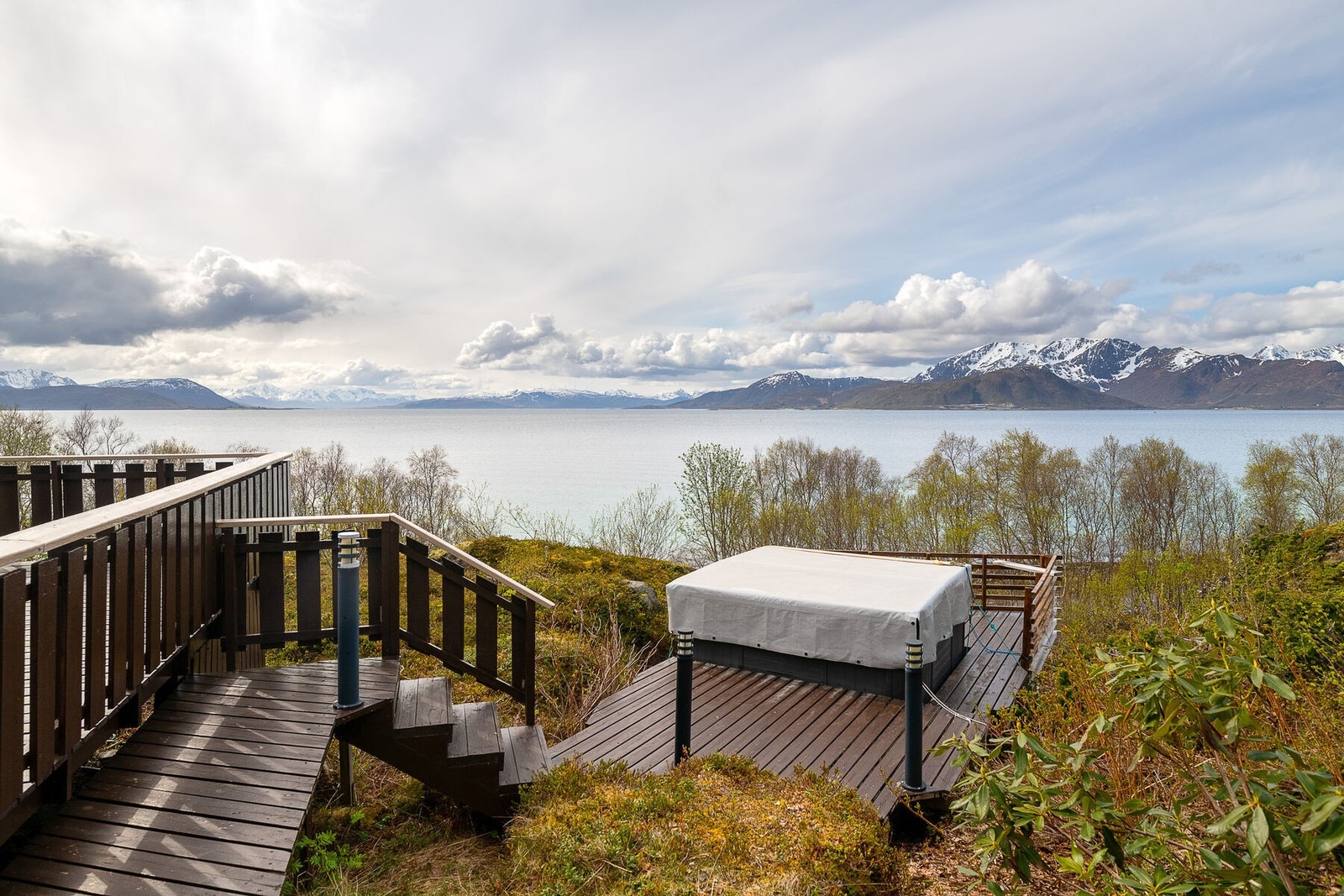 Egen platting er klargjort for jacuzzi, med utsikt mot sjøen. Galleribilde