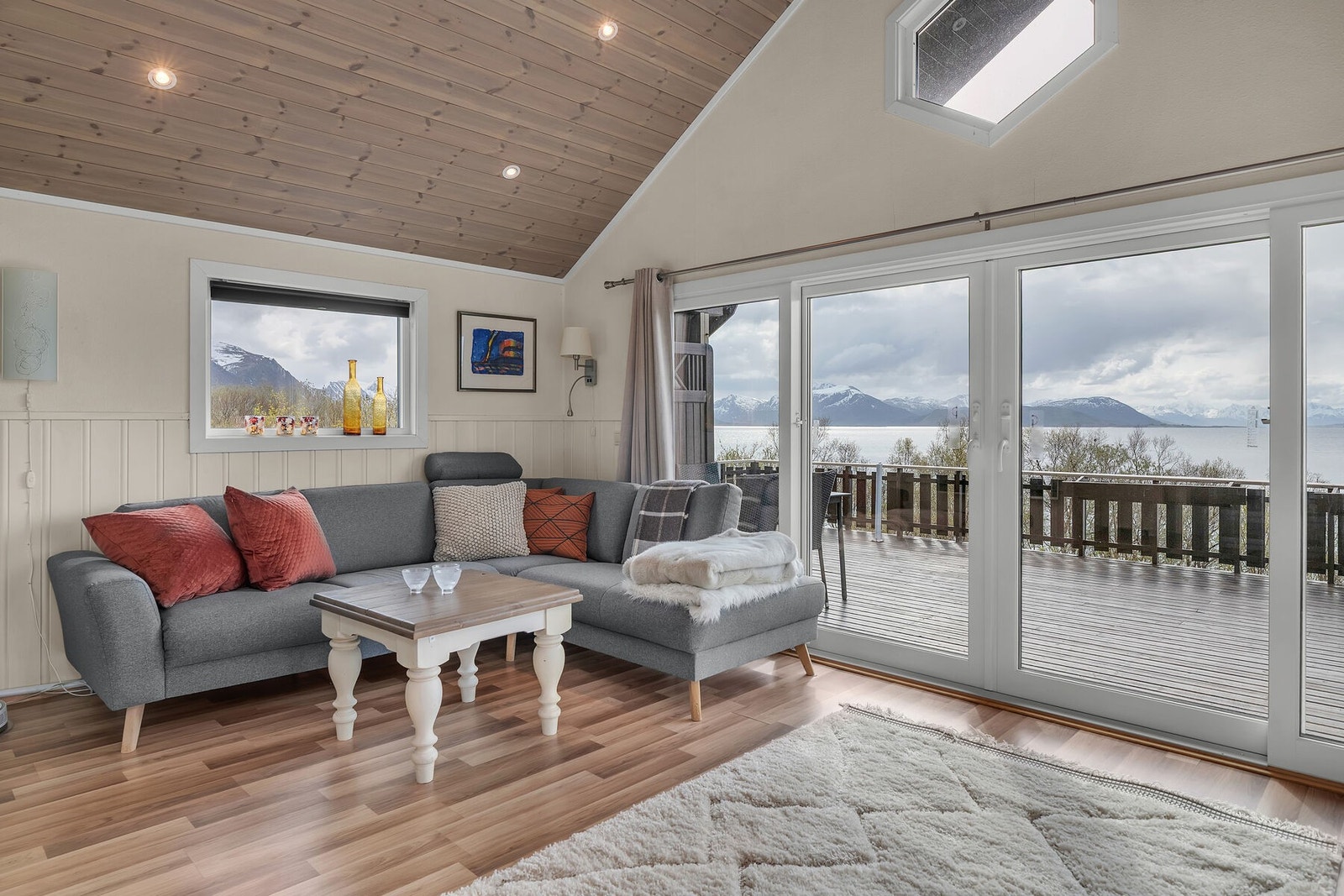 Fra sofakroken er det en flott utsikt over fjorden og fjellene. Galleribilde