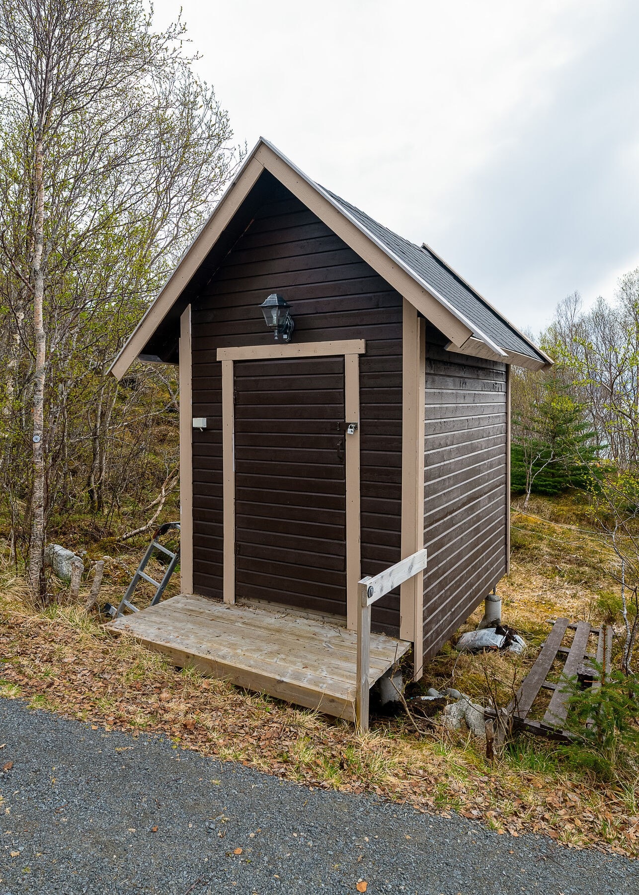 På eiendommen er det flere boder for lagring av ved og utstyr. Galleribilde