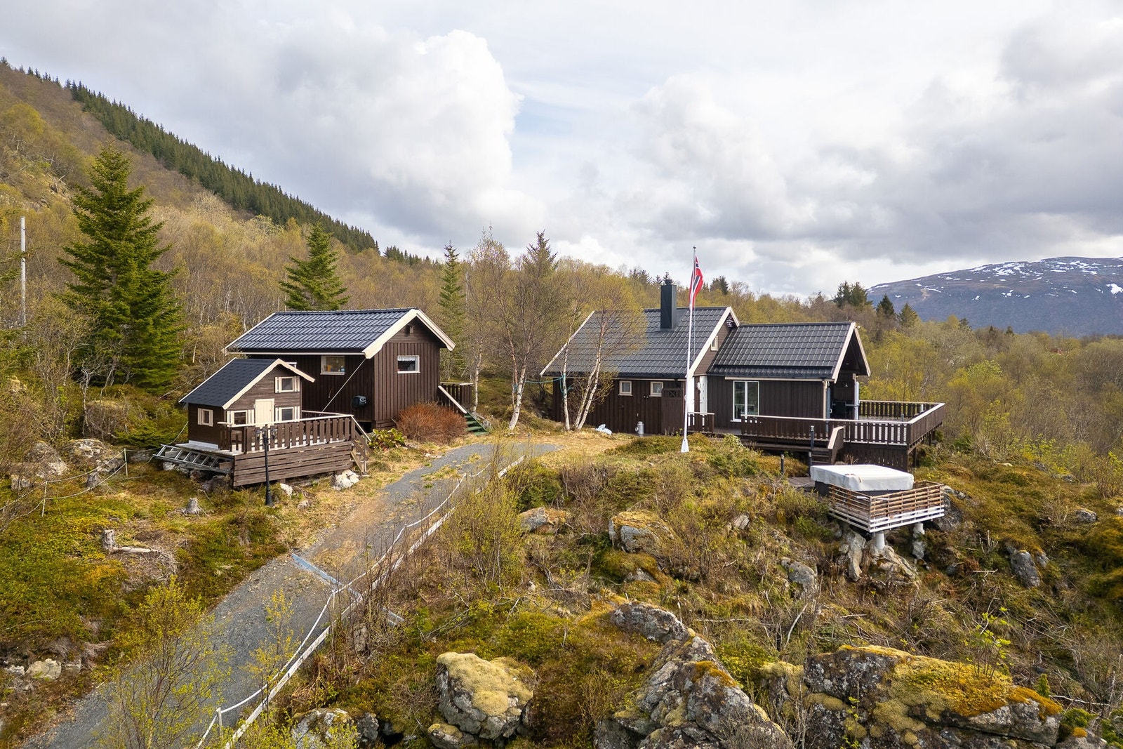 Eiendommen består av hytte, anneks og flere mindre bygninger, og ligger kun ca. 70 meter fra sjøen. Galleribilde