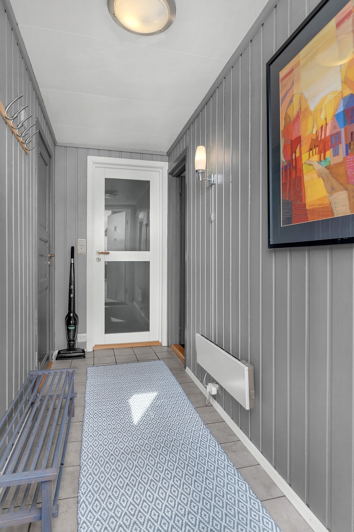 Fra entreen er det inngang til teknisk rom og bad. Galleribilde
