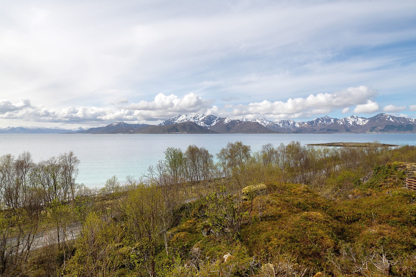 Utsikt fra eiendommen mot fjellene i horisonten. Galleribilde