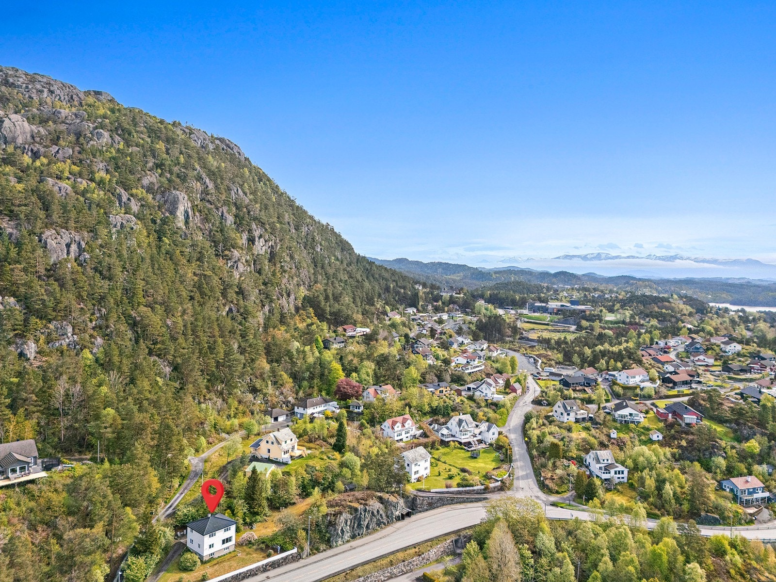 Eiendommen har en attraktiv beliggenhet med kort avstand til skoler, barnehager, butikk, flotte turområder og Sagvåg sentrum med de fleste servicetilbud Galleribilde