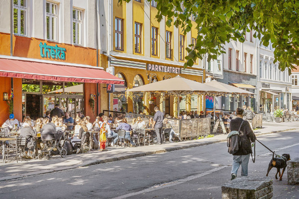 På Grünerløkka finner du flere hyggelige parkområder, populære restauranter og kaféer.
Markveien har godt utvalg av butikker og matserveringer. Galleribilde