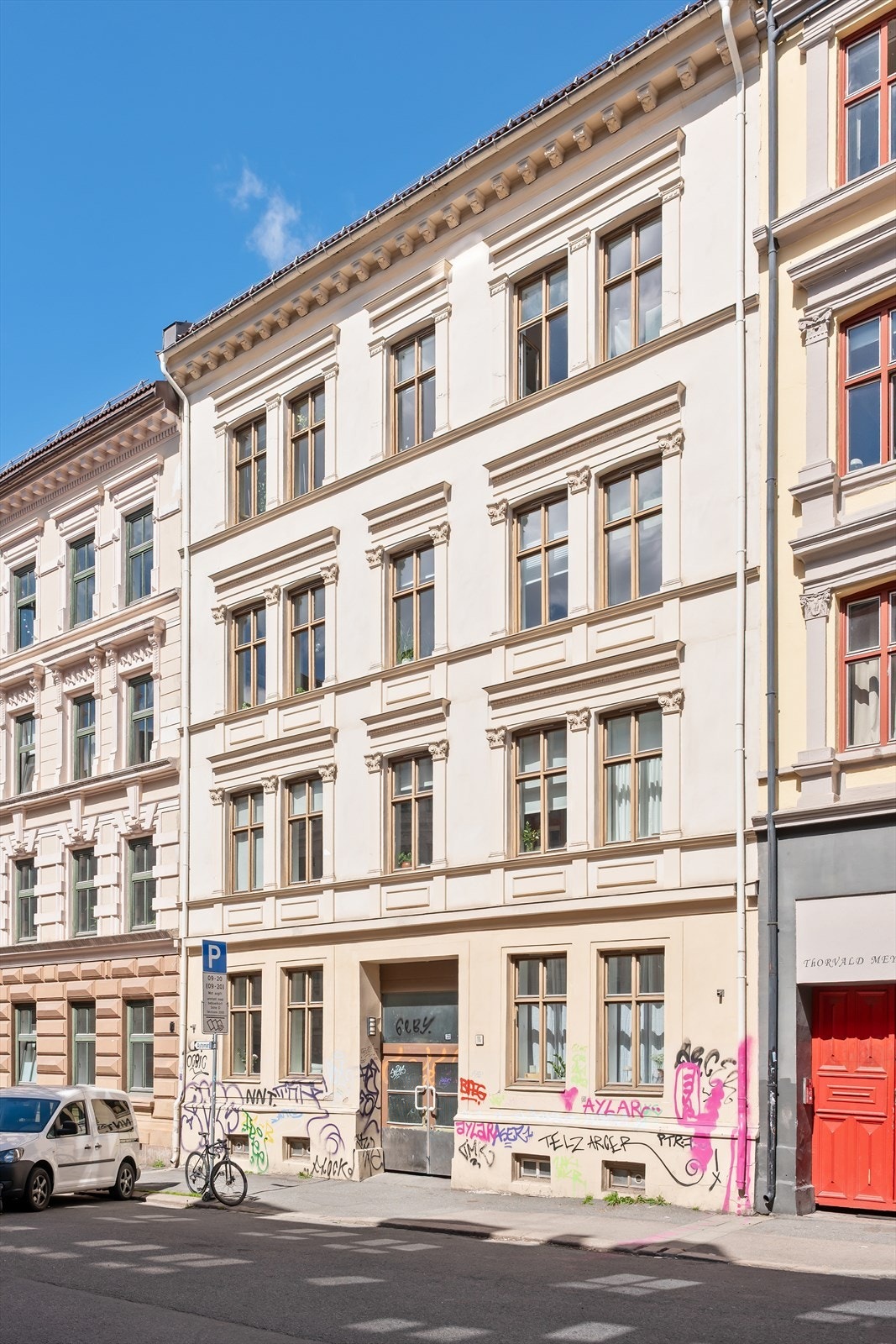Leiligheten ligger i en klassisk bygård fra 1887, midt i hjertet av Grünerløkka. Galleribilde