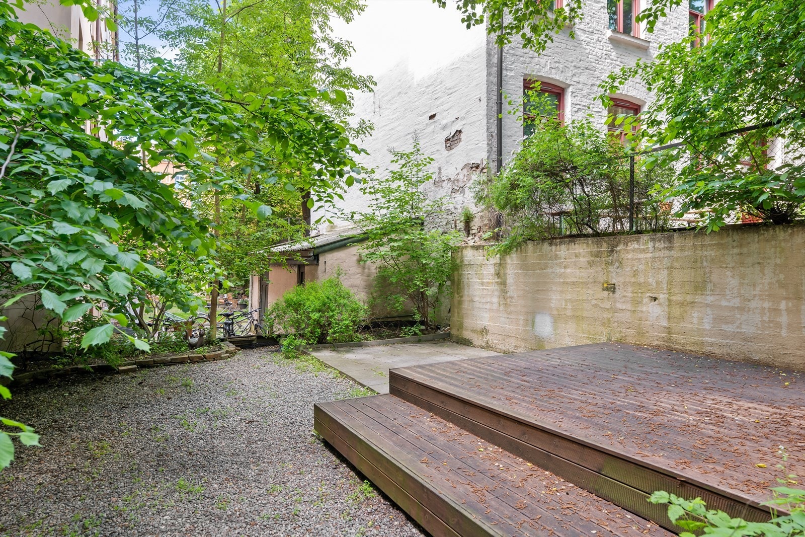 Leiligheten disponerer to boder, en i kjeller og en på loft, for rikelig med lagringsplass. Fra leiligheten er det kort vei til alle fasiliteter, offentlig kommunikasjon og flere av byens vakreste parker. Galleribilde