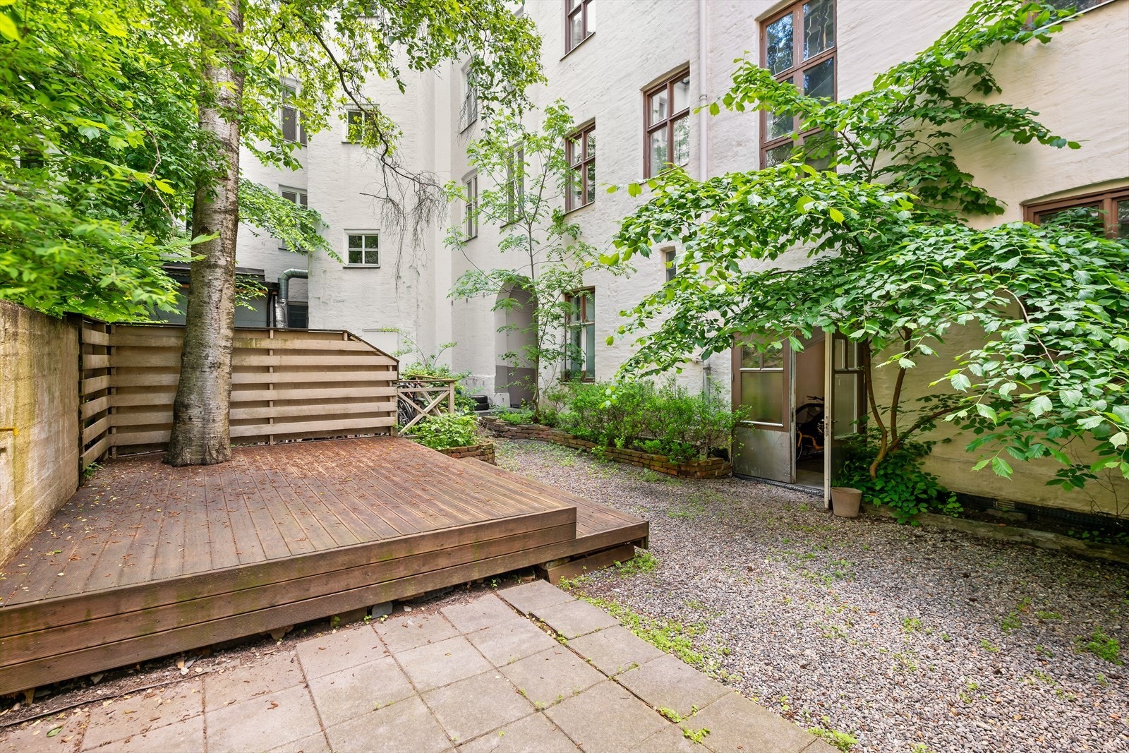 Hyggelig og skjermet bakkgård som er felles for borettslaget. Galleribilde