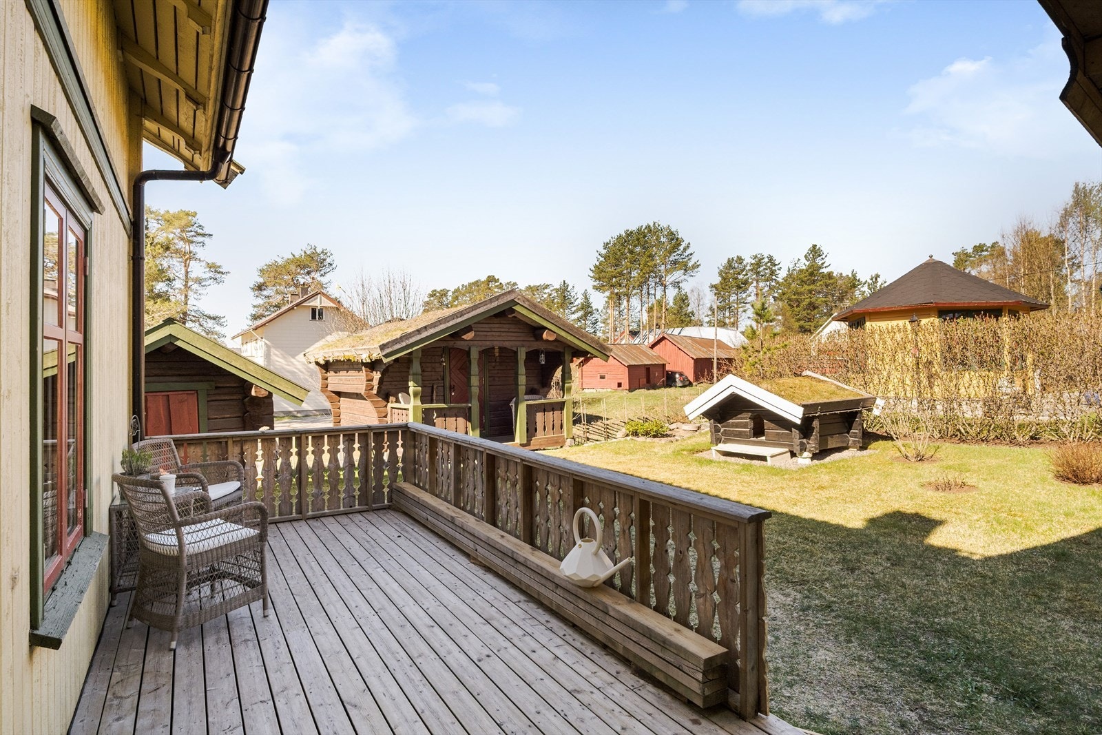 Hyggelig tun med stabbur, vedbod og laftet hundehus. Her kan du sitte og nyte. Galleribilde