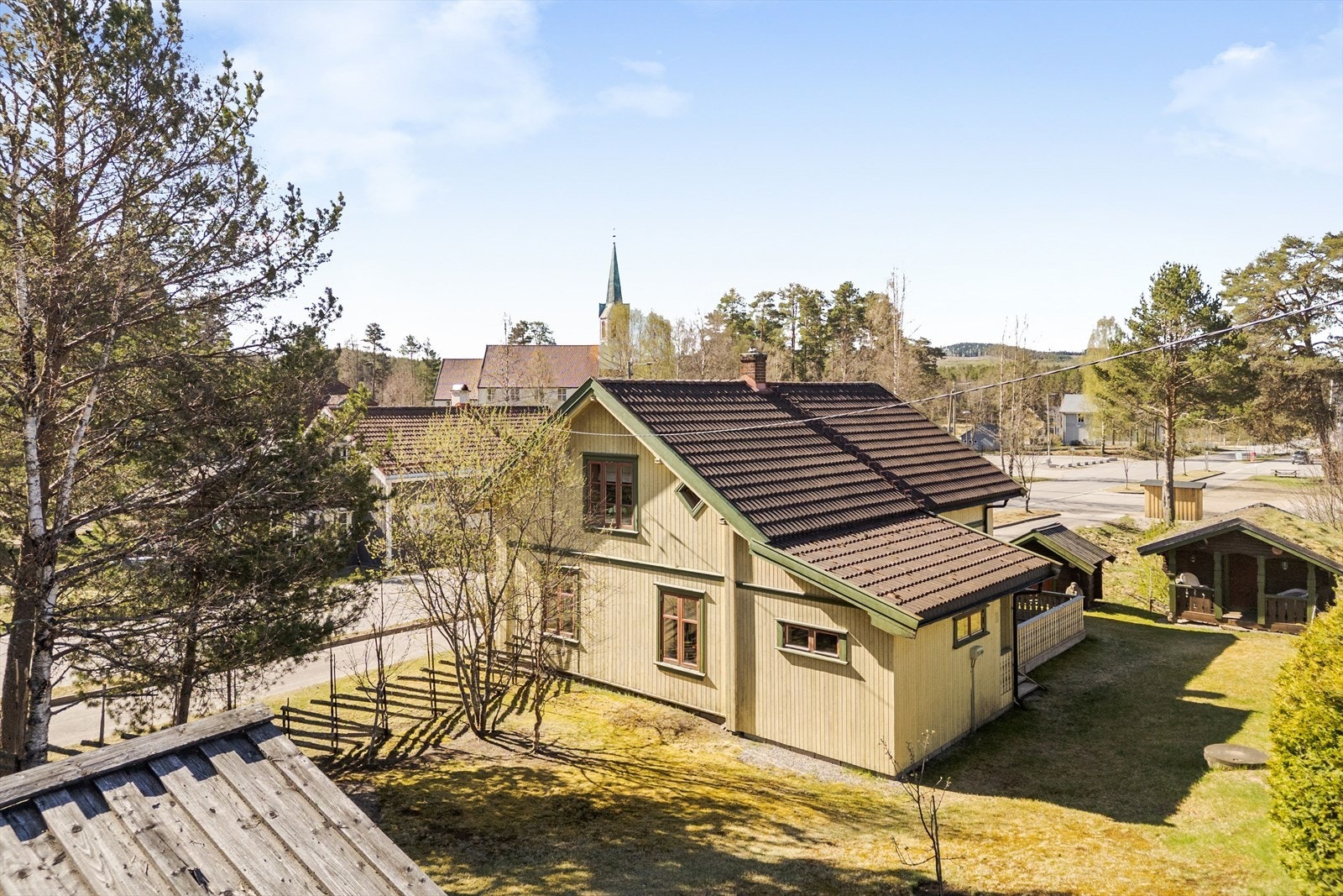 Tomta er på ca. 776,4 m² med plen og plass til å kunne boltre seg. Galleribilde