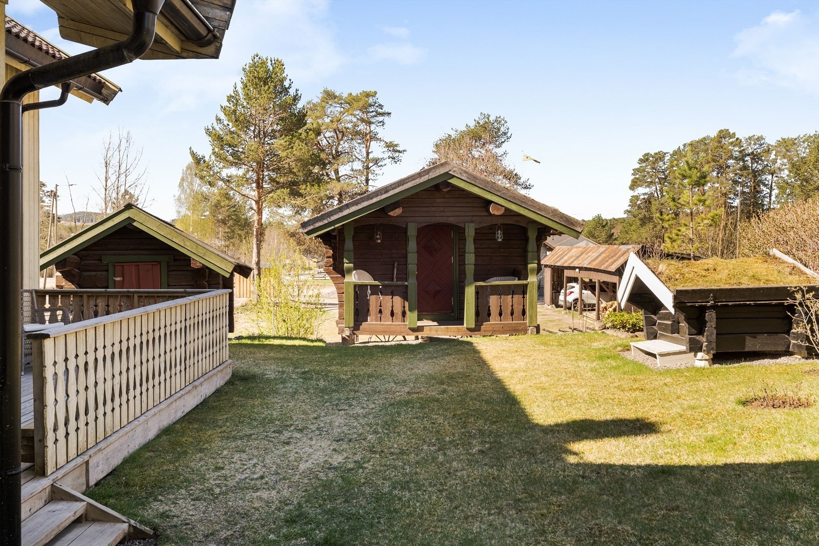 Stabbur på ca. 9 m² og 3 m² terrasse, med vegger av tømmerkonstruksjon, takkonstruksjon er av tømmeråser og torvtak. Galleribilde