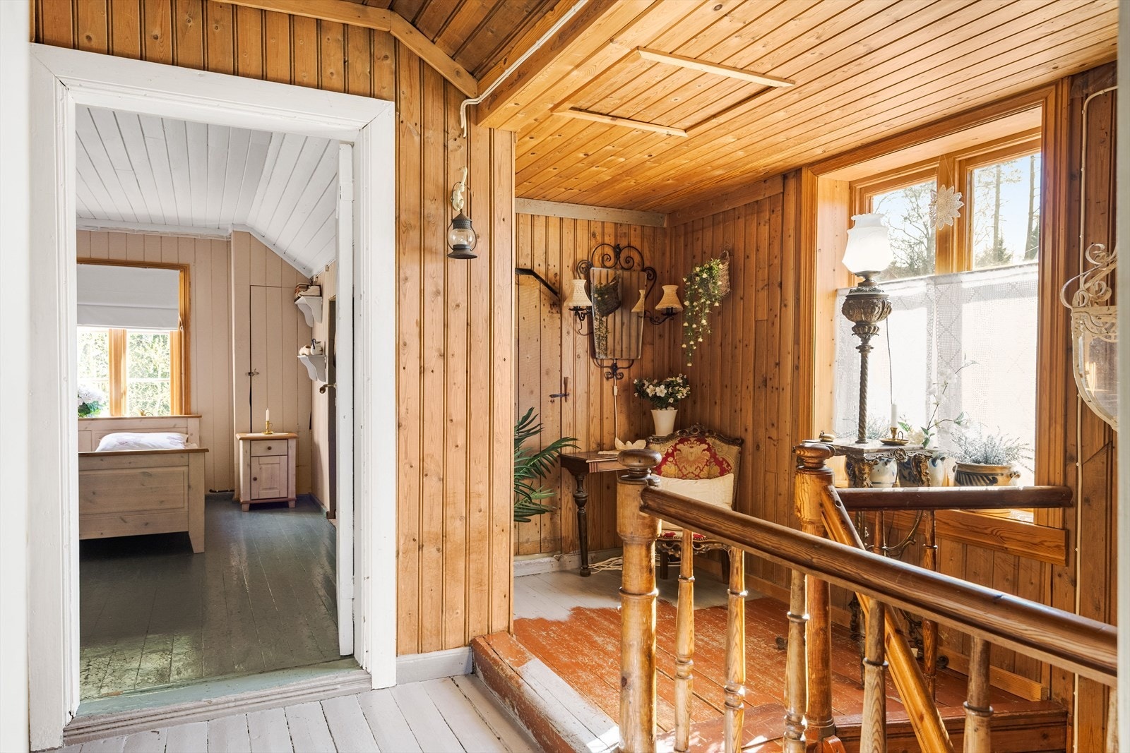 Gangen i 2. etasje har tregulv og panelvegger. Galleribilde