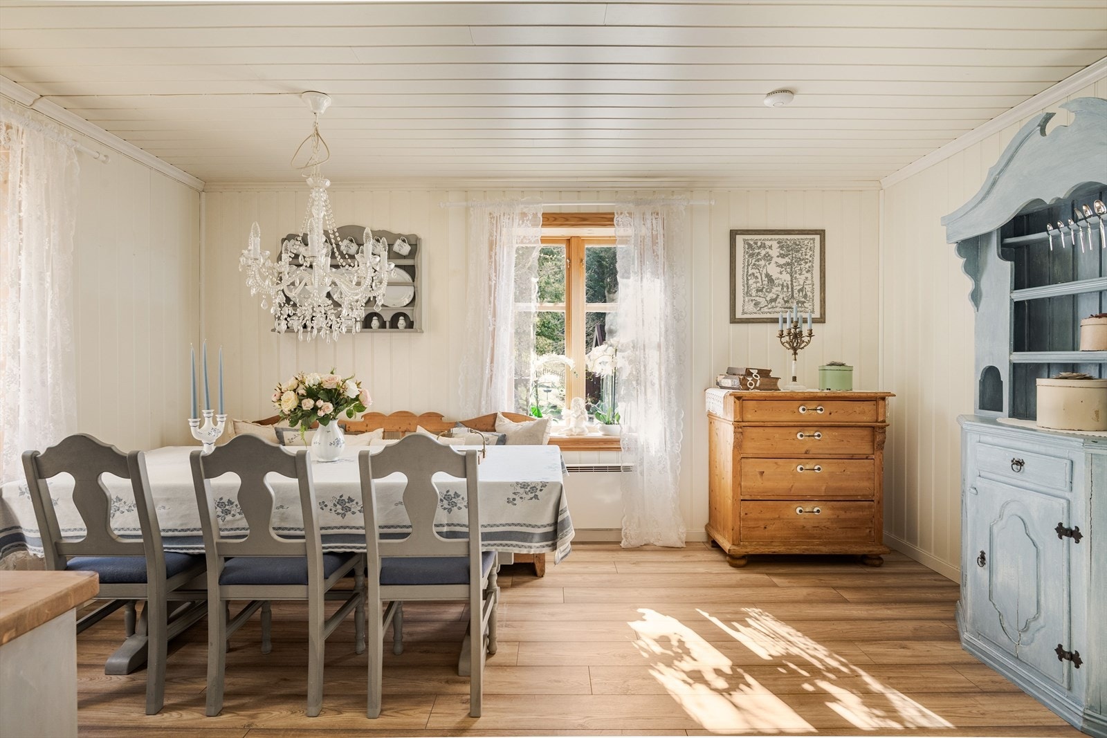Lys og romslig spisestue med god plass til flere gjester. Galleribilde