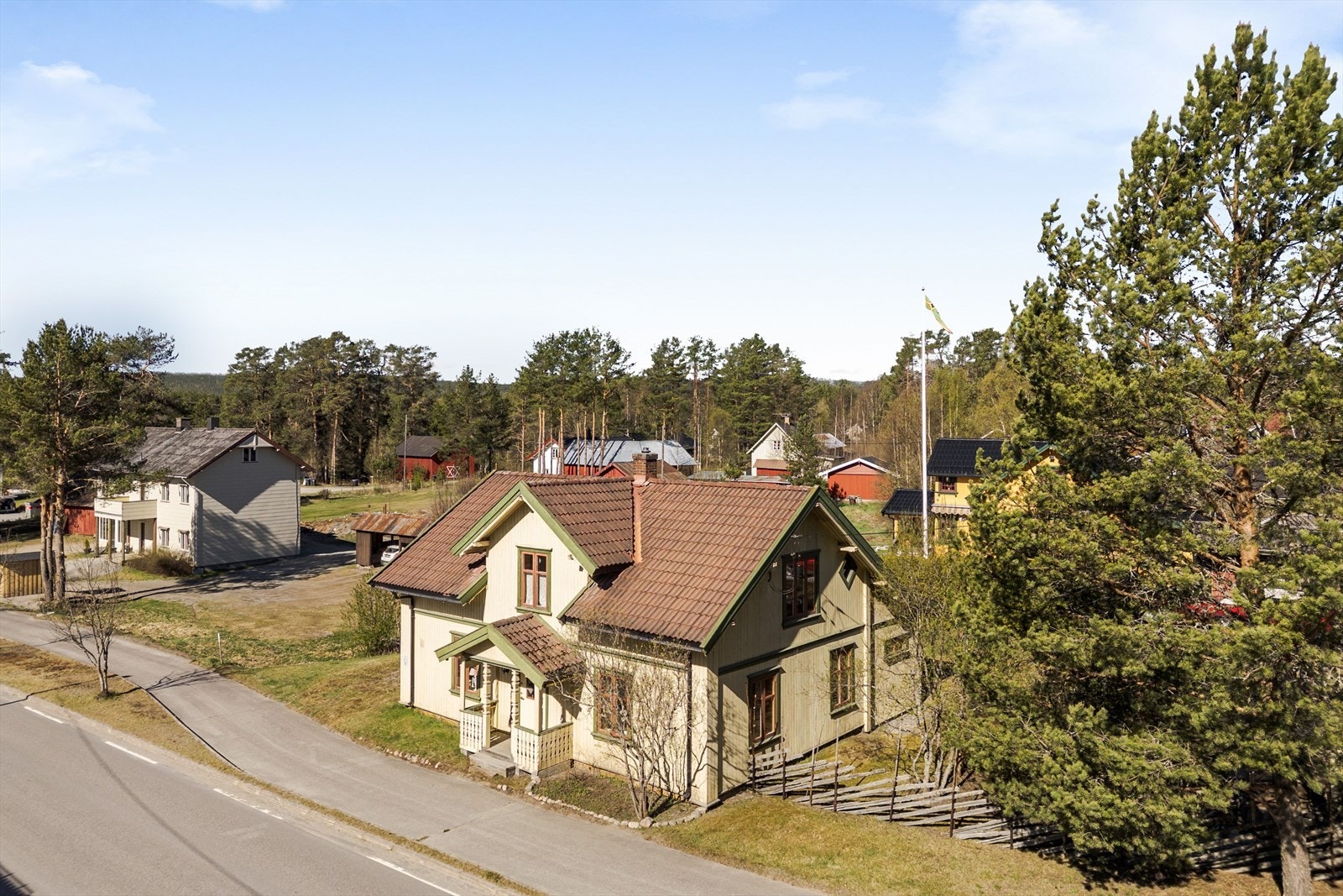 Boligen er bygd i 1890 og tilbygd med bad og gang i 1998. Galleribilde