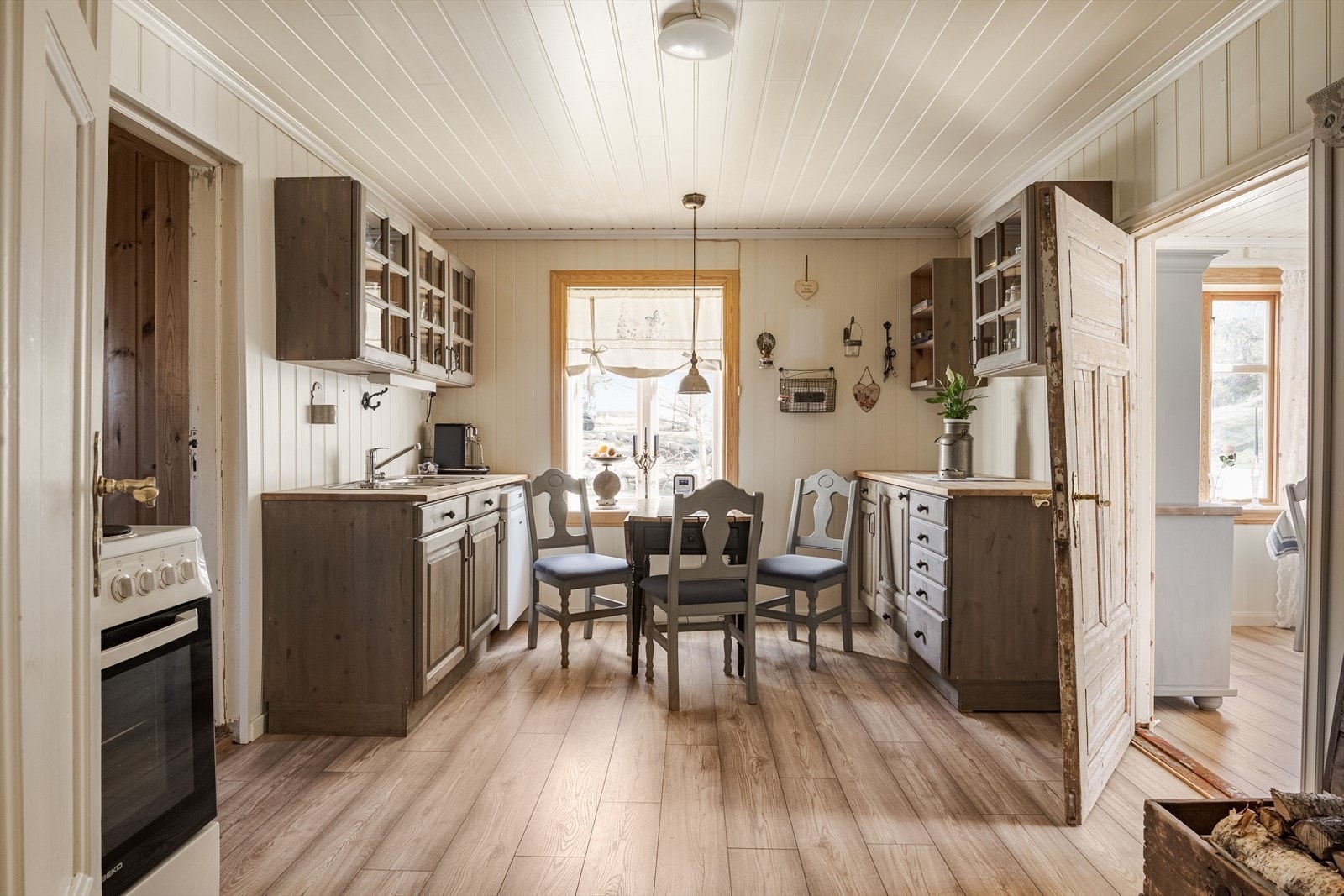 Kjøkkeninnredning på to vegger med profilerte fronter og heltre benkeplate med nedfelt rustfri servant med sidefelt. Galleribilde