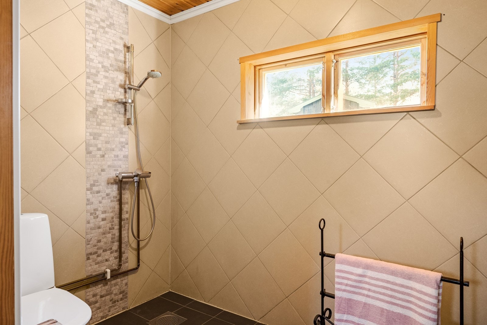 Badet ble bygget i 2014 med flislagte overflater og varmekabler i gulvet. Galleribilde