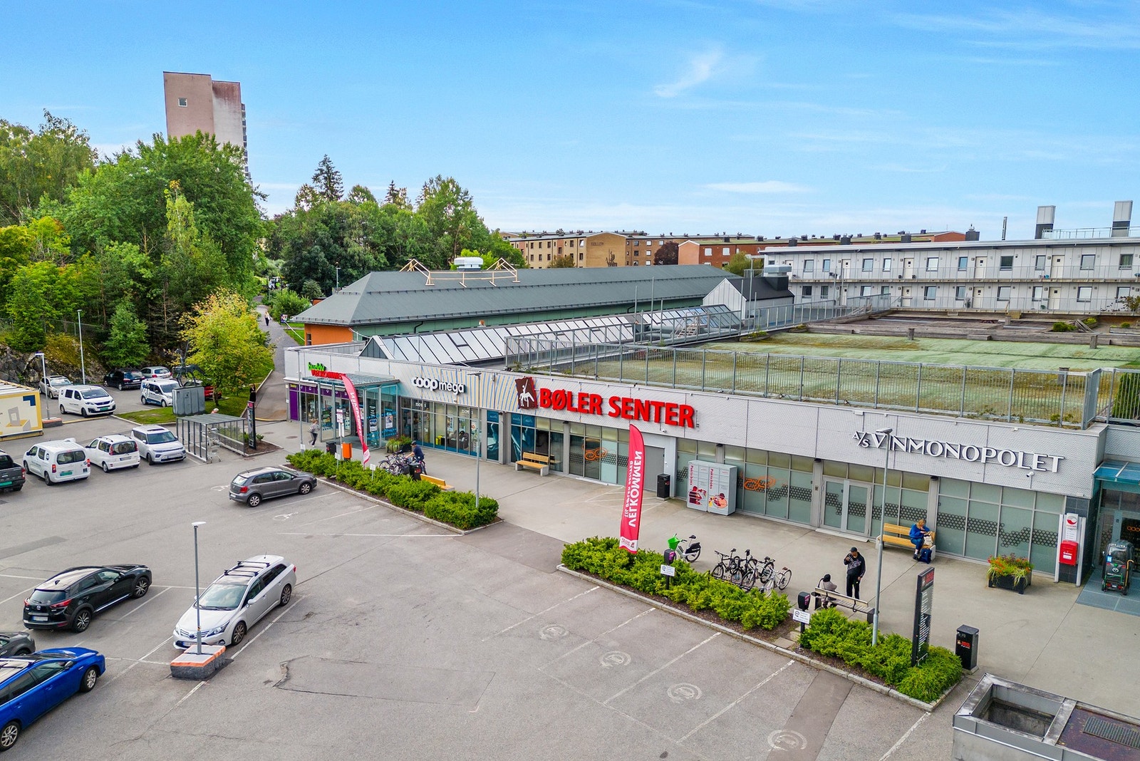 Dagligvarehandelen kan gjøres på bla. Coop Mega på Bøler senter, Rema 1000 på Bøler eller KIWI på Bøler. Galleribilde